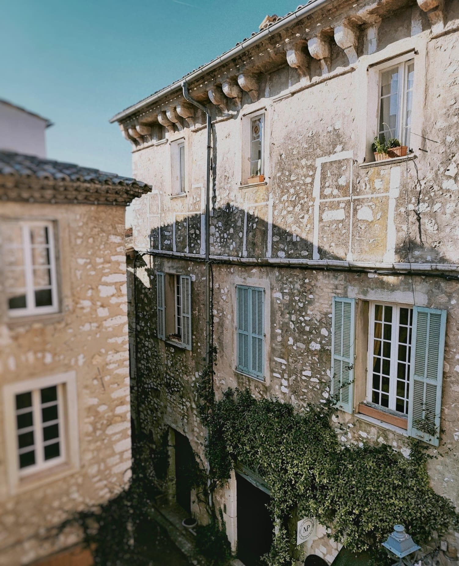 Au cœur du village, Santa Lazo !