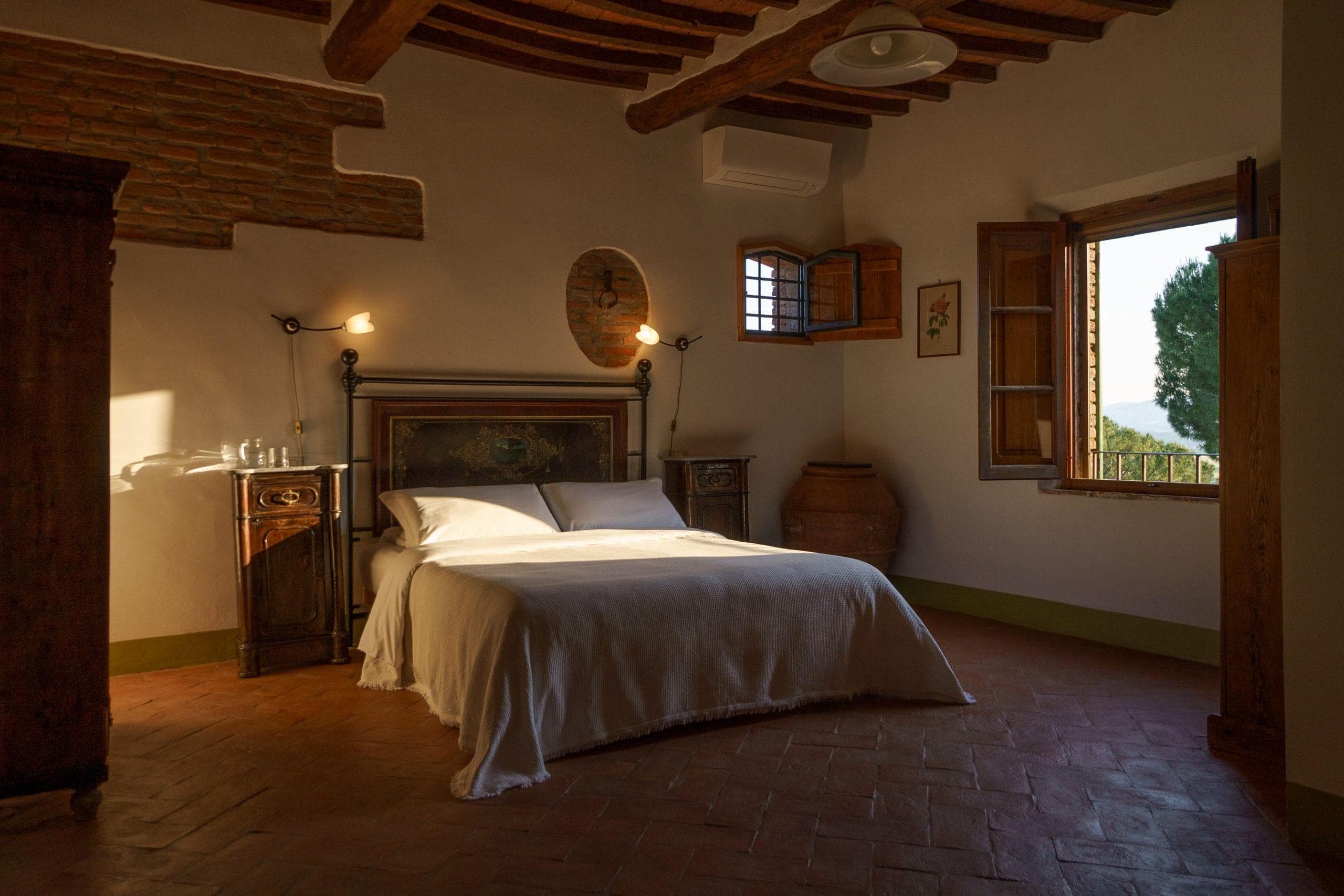 Poutres apparentes, tomettes au sol... Le charme de l'ancien dans les chambres.