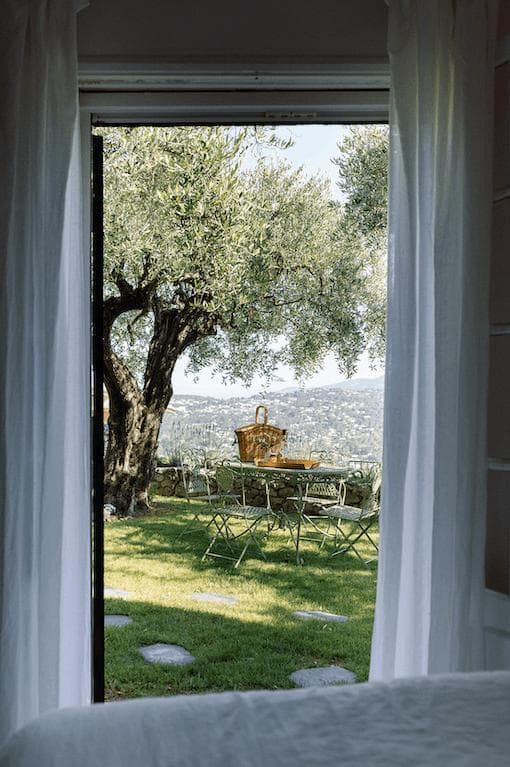 From the rooms, one can admire the nature. © Caro Cuinet