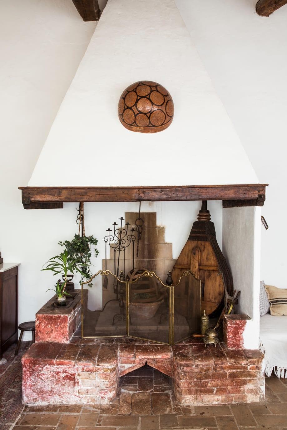 The large fireplace where you gather in winter. © Romain Ricard