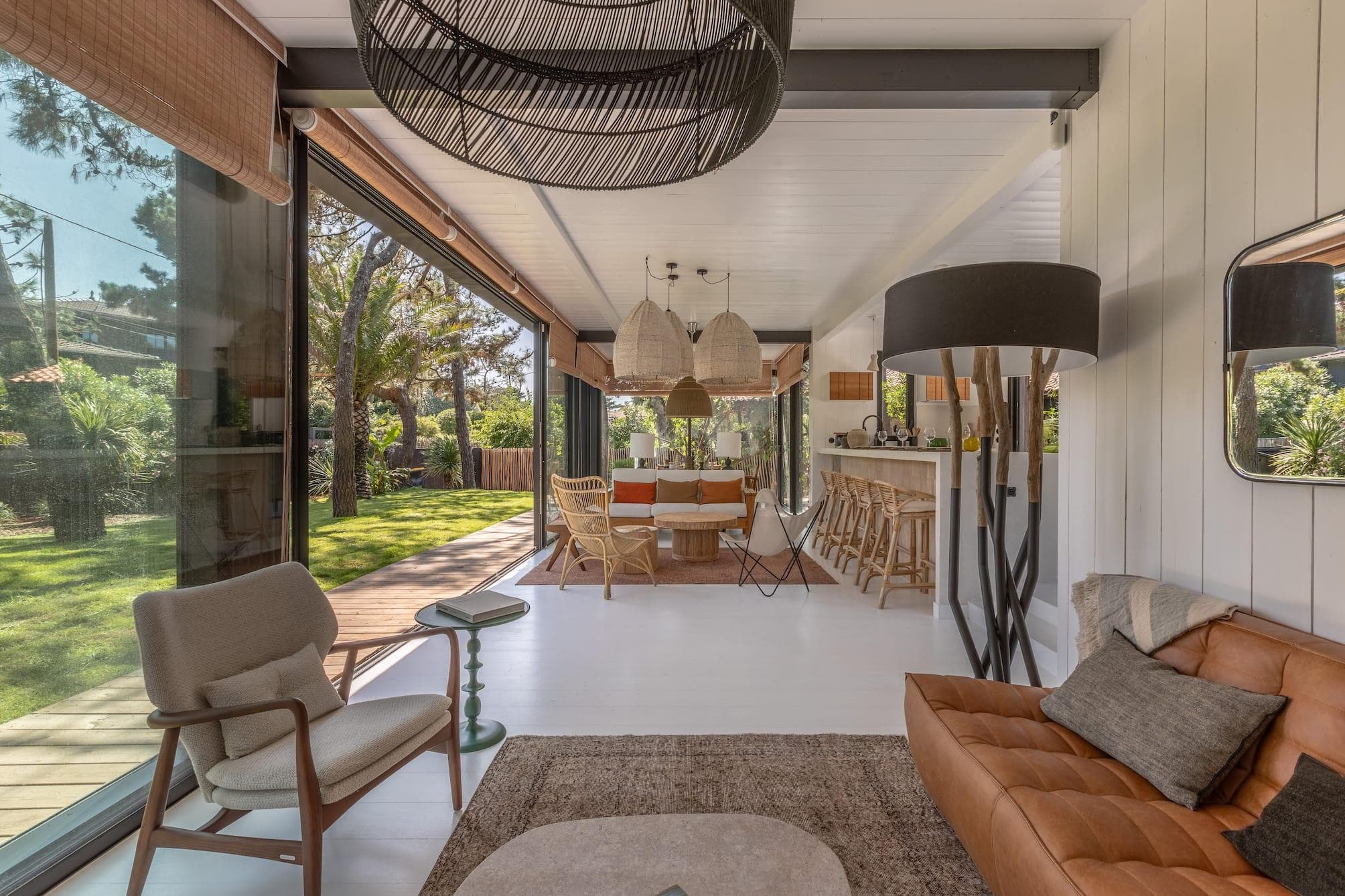 Depuis le salon, on admire le jardin.