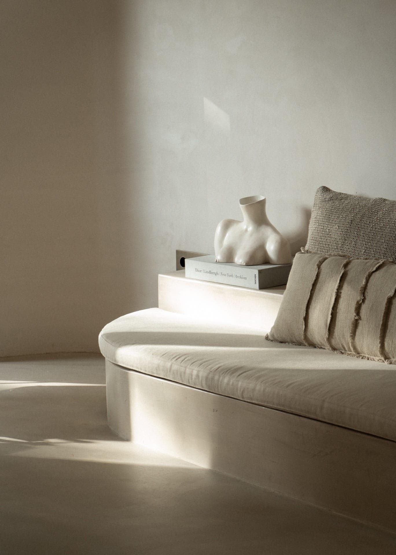 Partout, du blanc et des courbes.