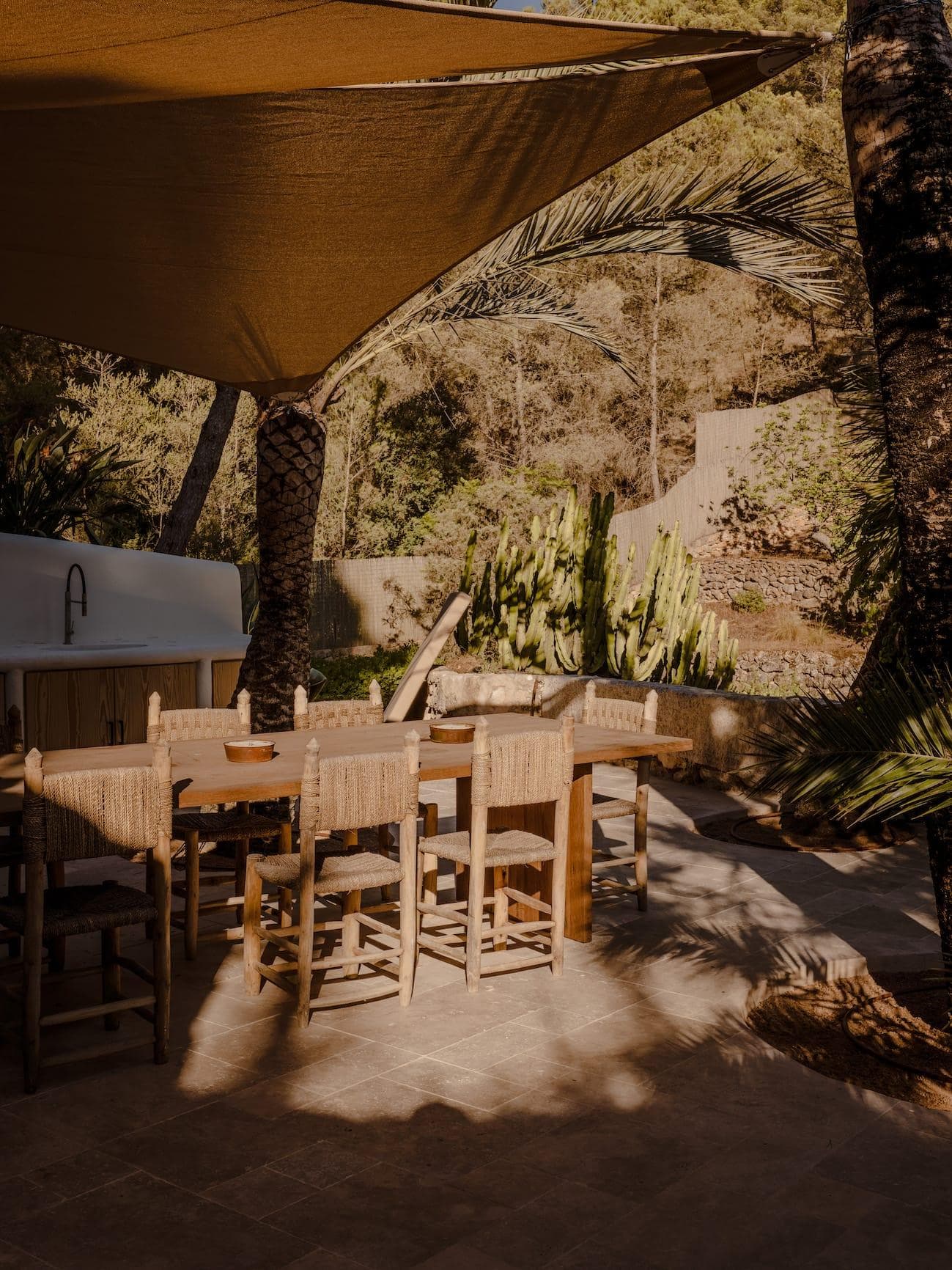 Lunch in the shade of the pergola. © Ariadna Puigdomenech