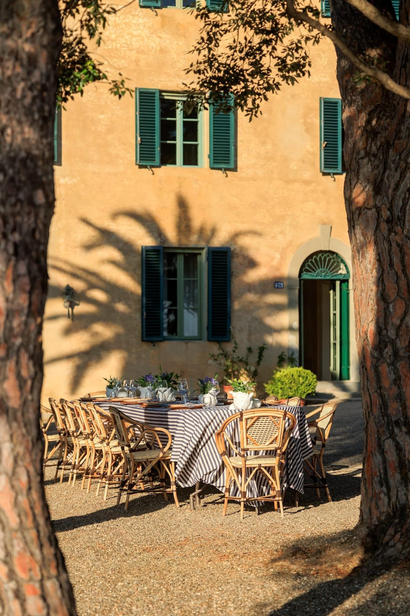 Lunch in the shade of the palm trees. © Fanny Kurti