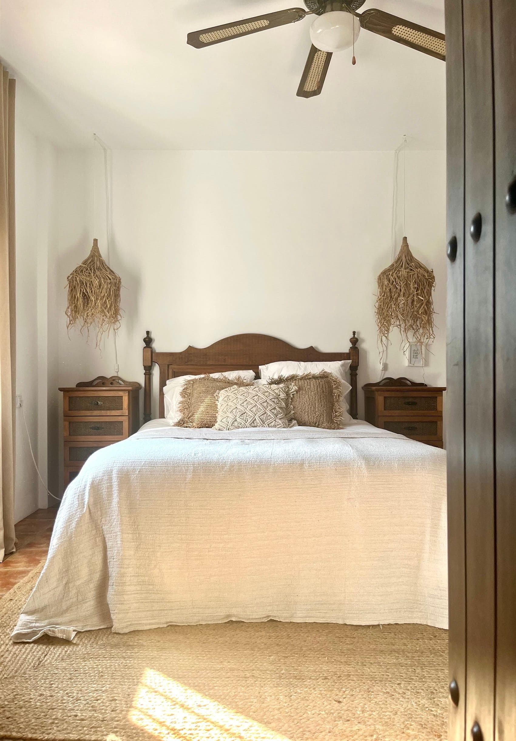 A natural décor in soft, light tones that soothes the eye.