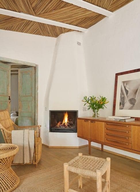 The charming living space at Mas Pla de Calabuig.