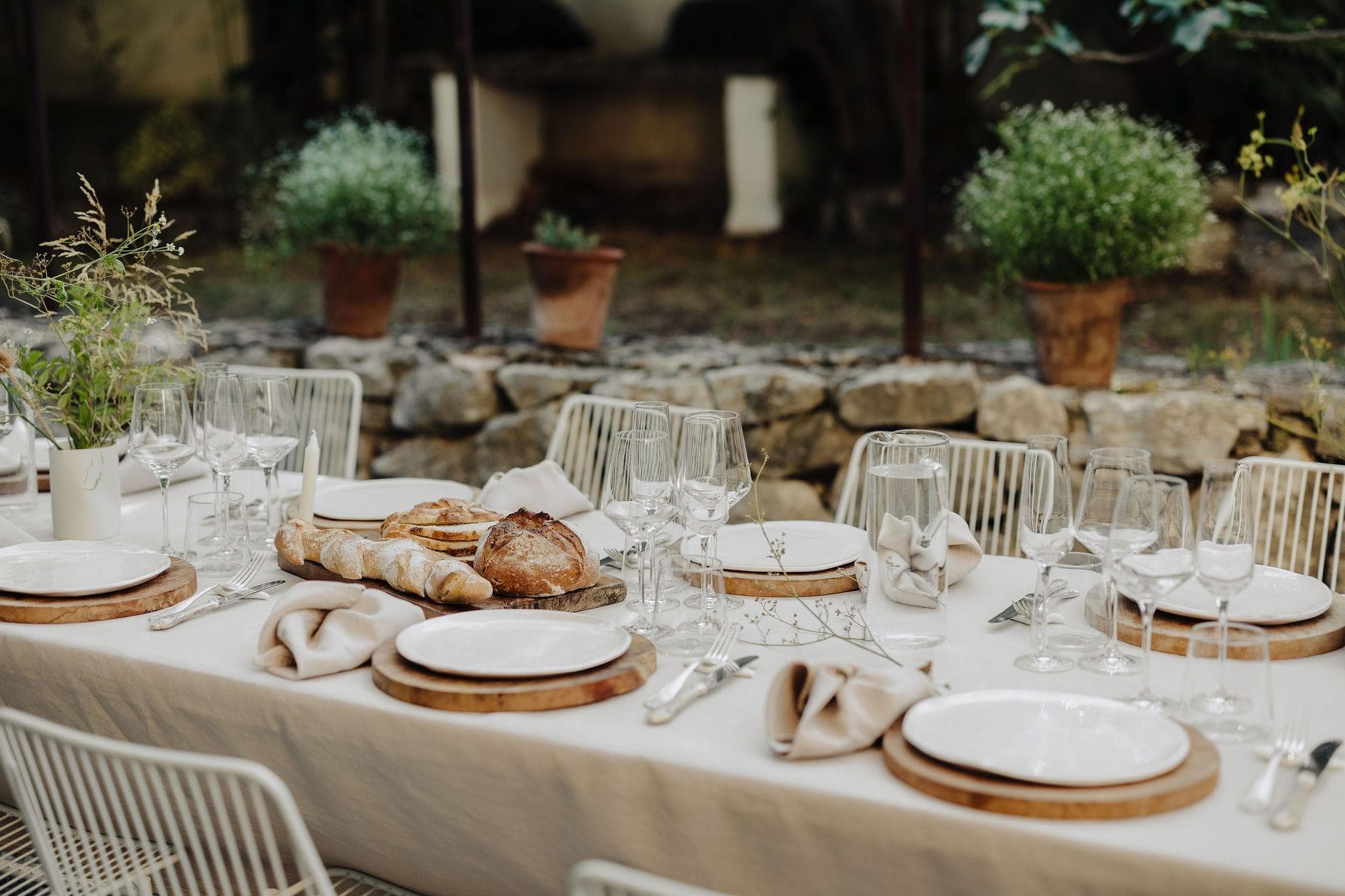 At Maison Mastrorelli, lunch is served between rosemary and lavender. © Coline Ciais-Soulhat