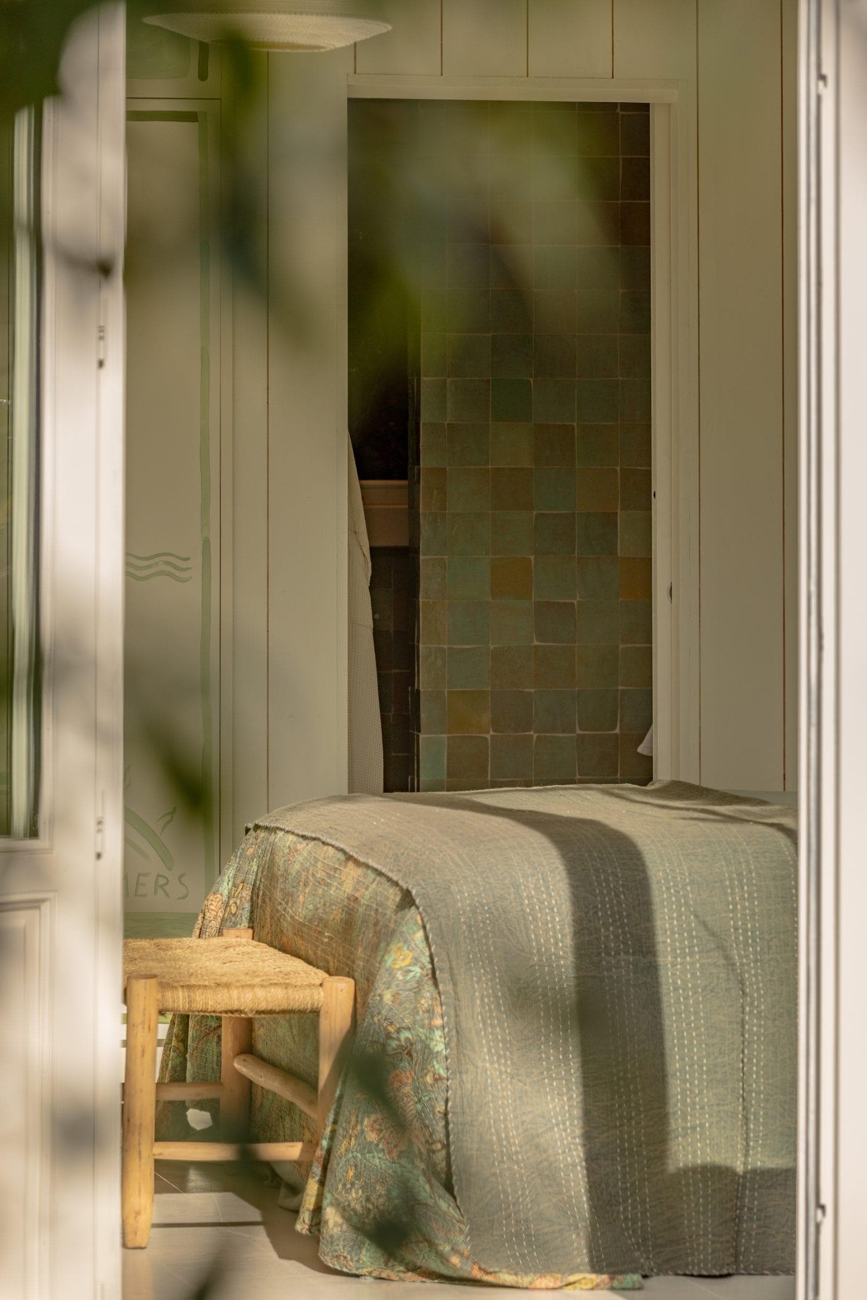 Dans les chambres, de beaux zelliges habillent les salles de bains.