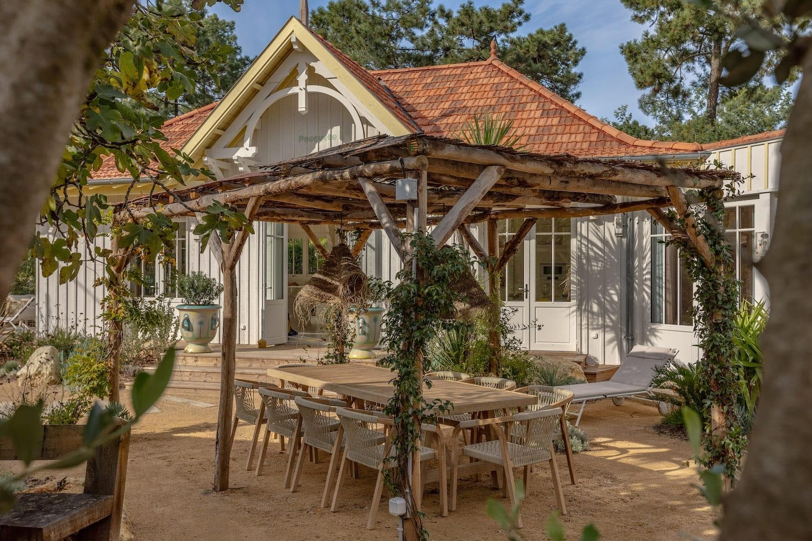 Déjeuner à l'ombre de la pergola et des plantes grimpantes.