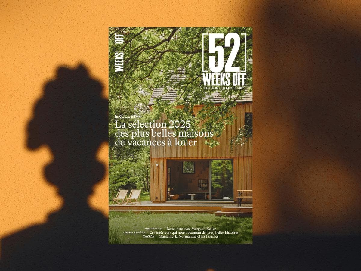 La couverture d'un magazine intitulé « 52 semaines de congé » présente une maison moderne en bois entourée d'arbres verdoyants. Le texte annonce une sélection 2025 de magnifiques maisons à louer, des résidences de vacances à travers la France.