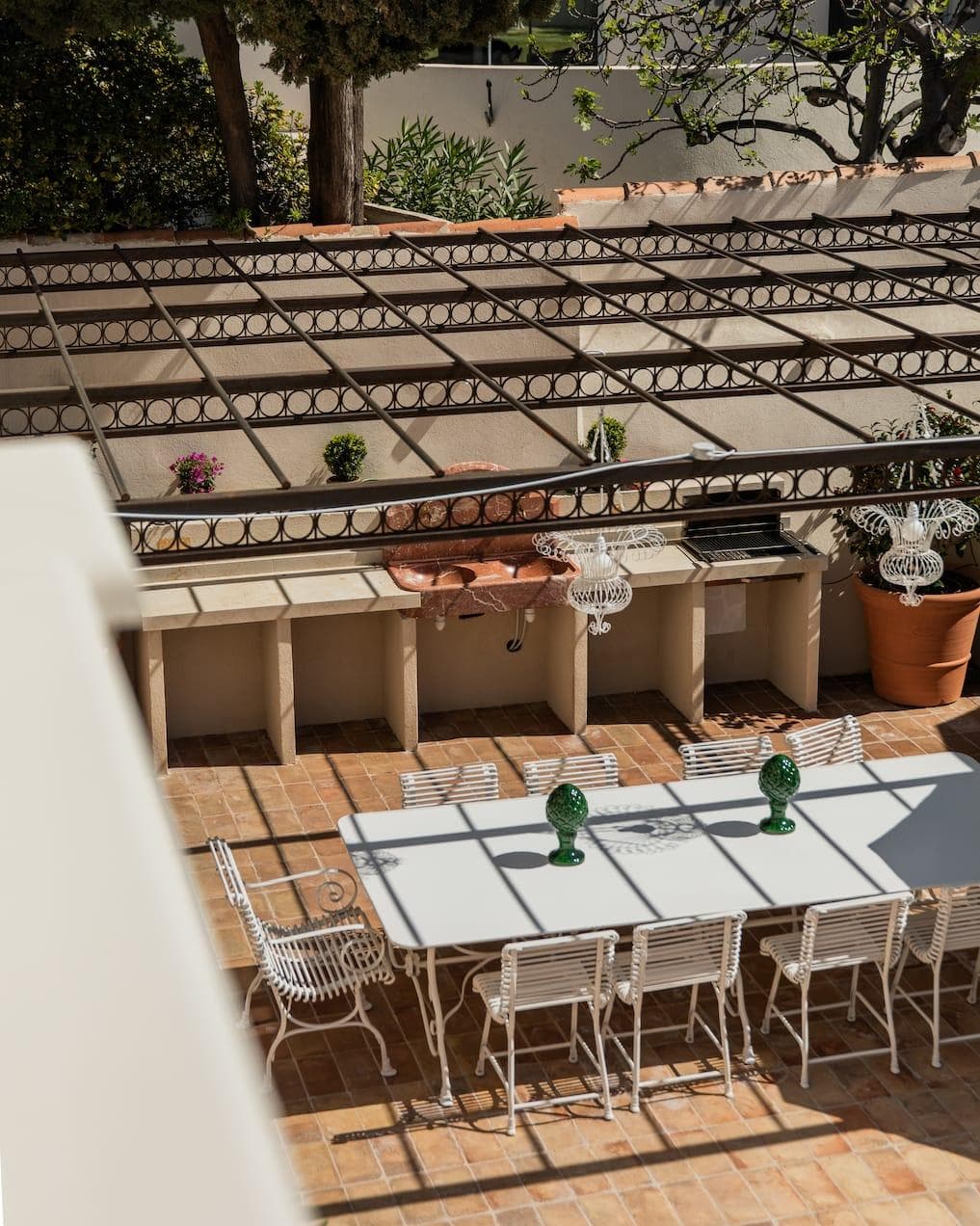 The charming terrace, perfect for lunch in the shade of the pergola. © Léna Charignon