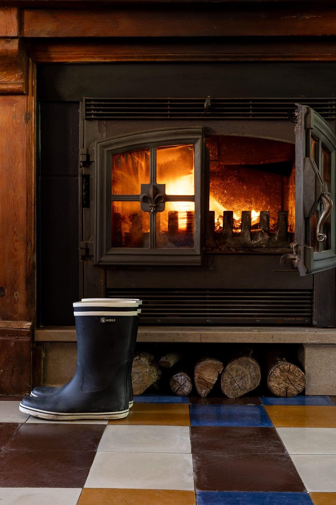 On enfile ses bottes avant d'aller explorer la région.