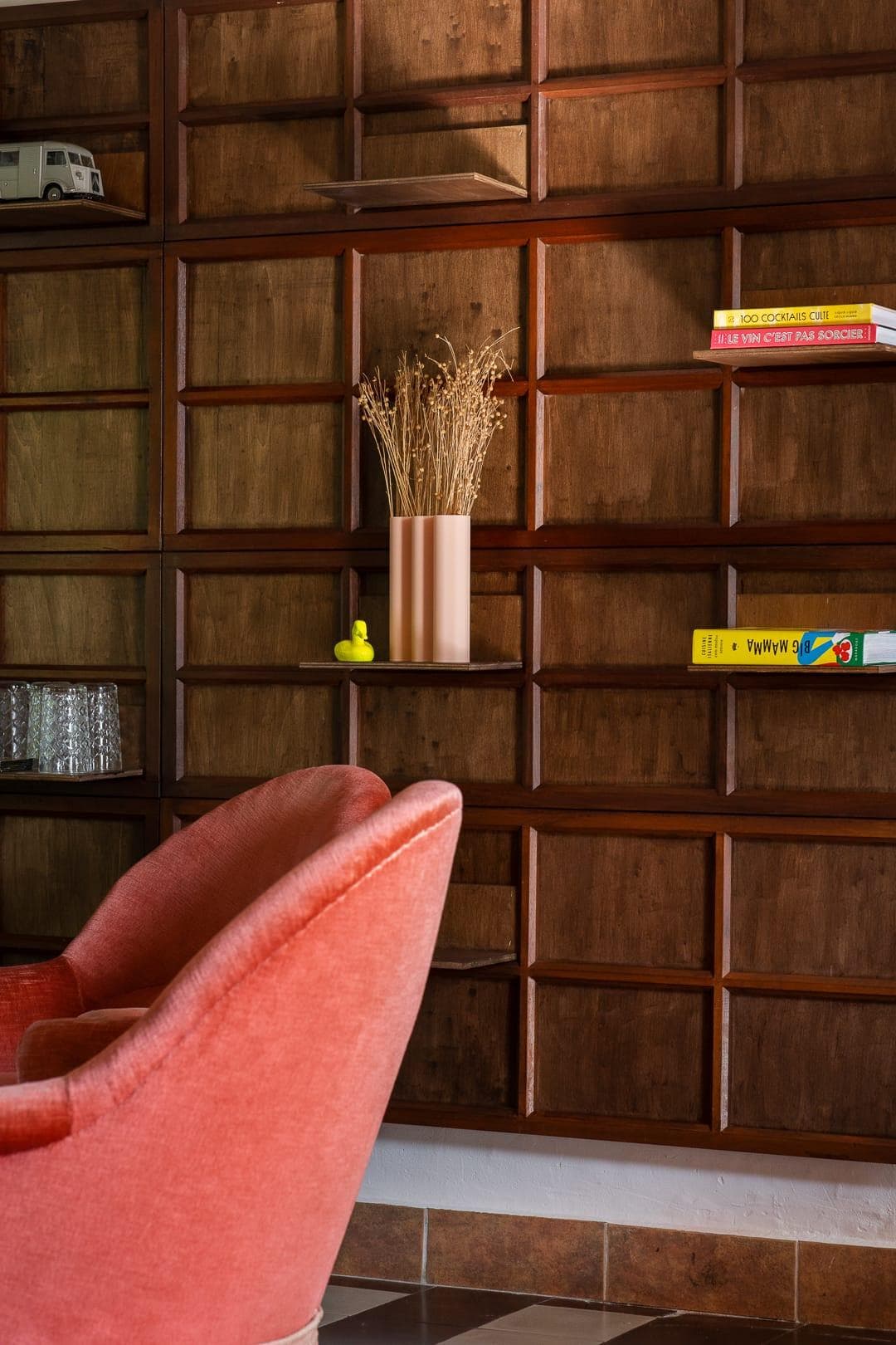 La bibliothèque « maison » du salon. © PAM Studio