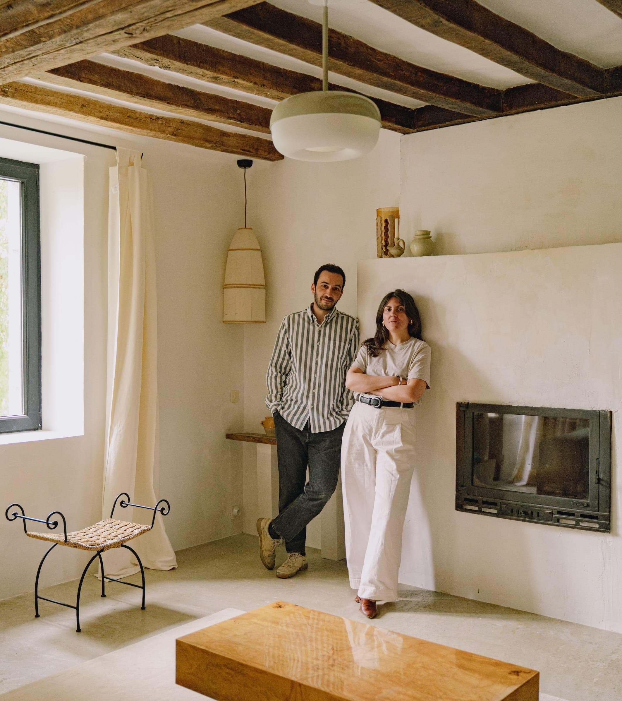 Anouck & Jean-Baptiste dans le salon de Maison Légère. © Jeanne Perrotte