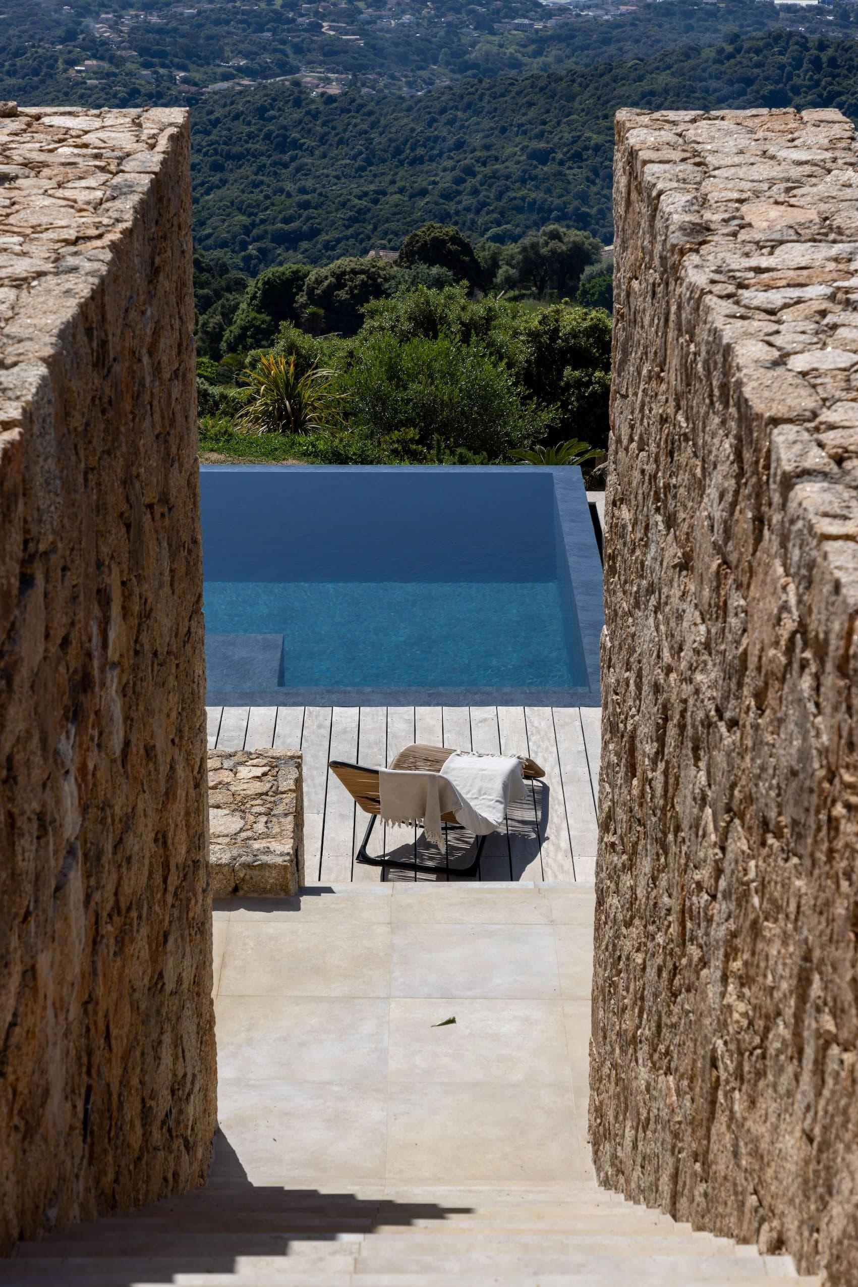 Après-midi au bord de la piscine à admirer le maquis. © Sylvain Alessandri