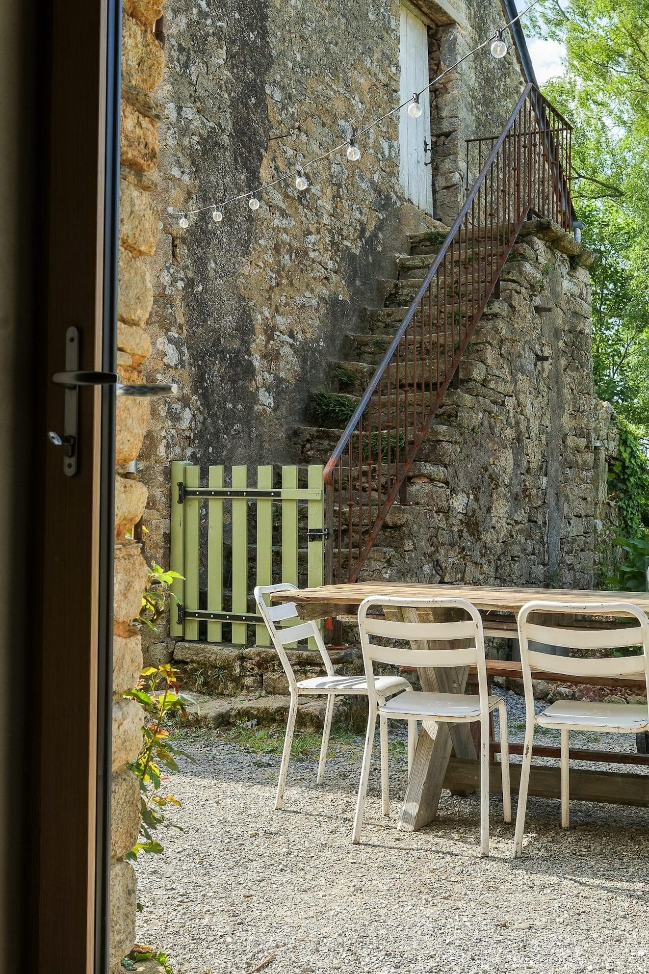 Le soir, c'est ambiance guinguette sous la guirlande.