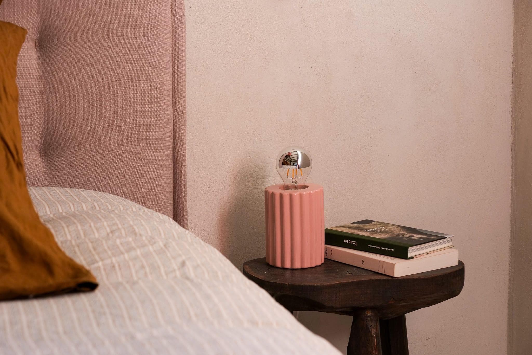 Pas de mystère dans la jolie chambre rose.