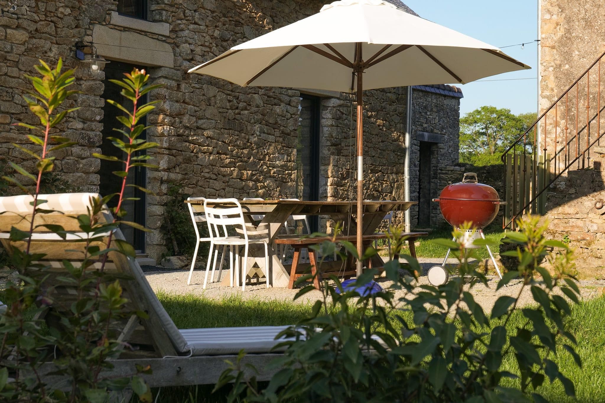 À La Mareuille, on vit aussi bien dedans que dehors.