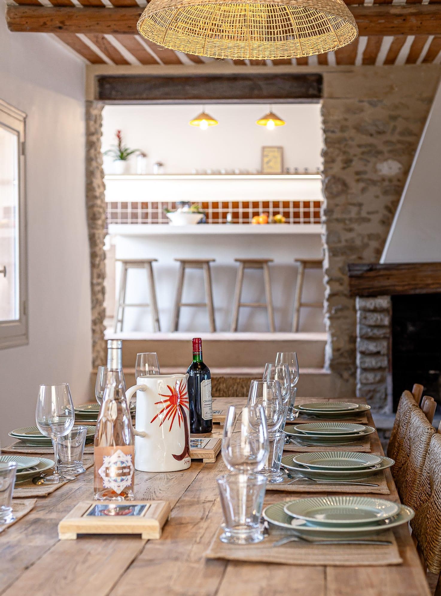 La table à manger au coin de la cheminée. © Sylvain Humbert