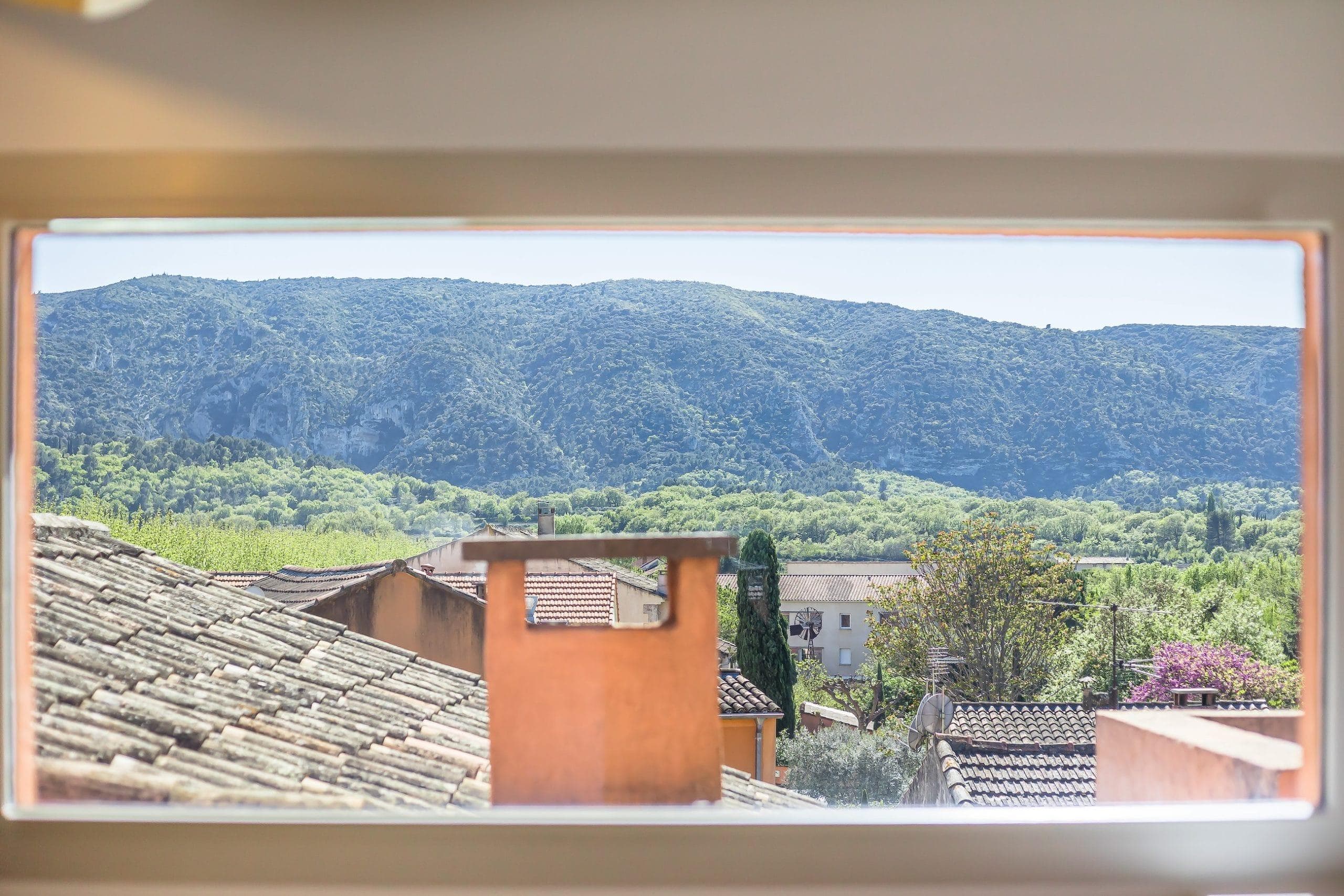 Depuis la maison, on admire le Luberon. © Sylvain Humbert
