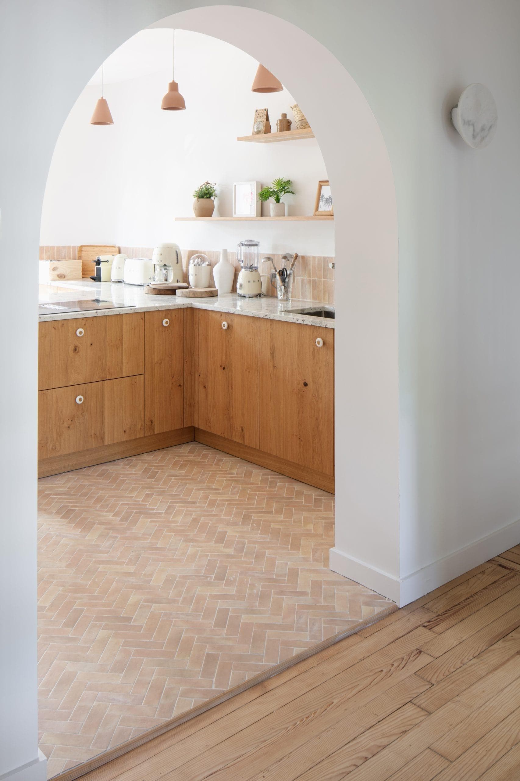 Inside the house, a seaside color palette sets the vacation mood.