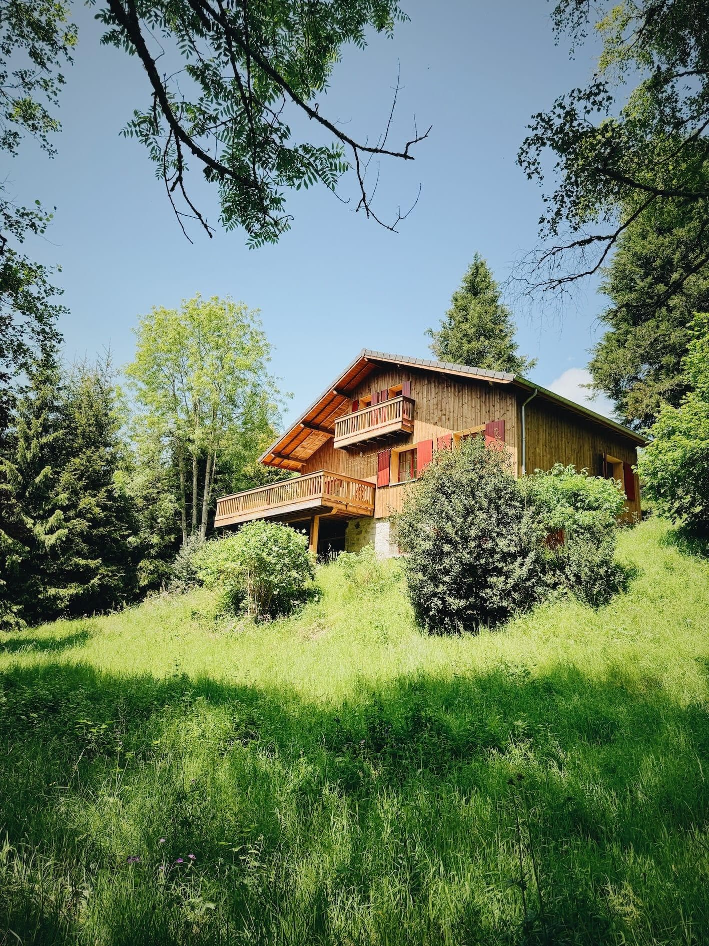 Entre les sapins, Le Cottage du Lignon apparaît. © Anne-Claire Ruel