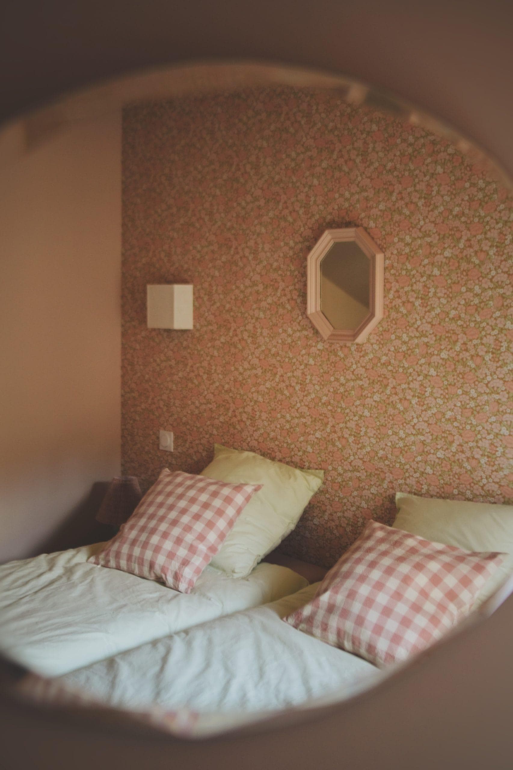 La chambre rose et sa déco rétro. © Anne-Claire Ruel