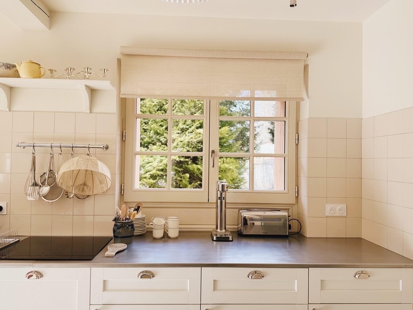 The kitchen overlooking the forest. © Anne-Claire Ruel