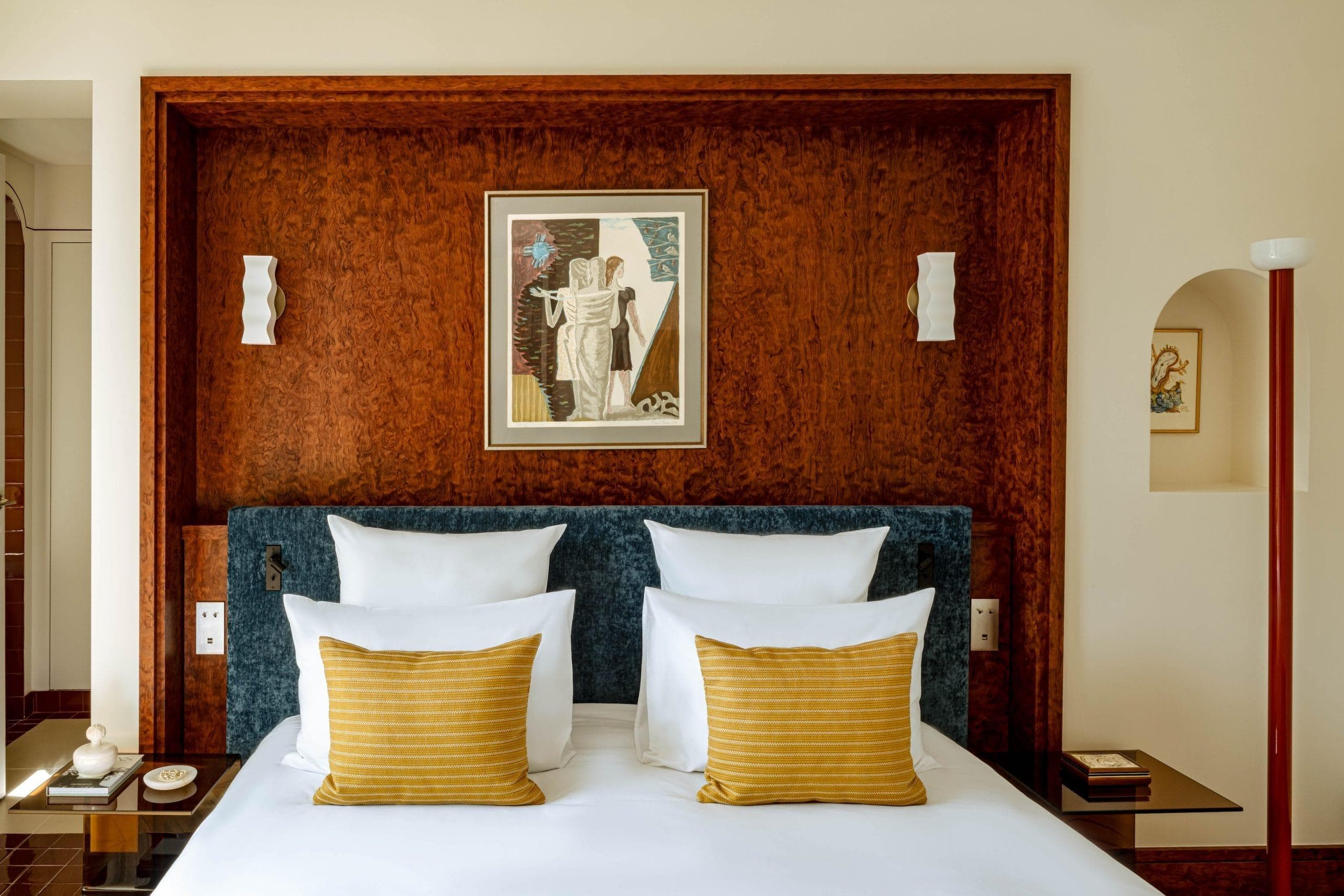 Even in the bedrooms, artworks to admire before falling asleep. © Mr. Tripper