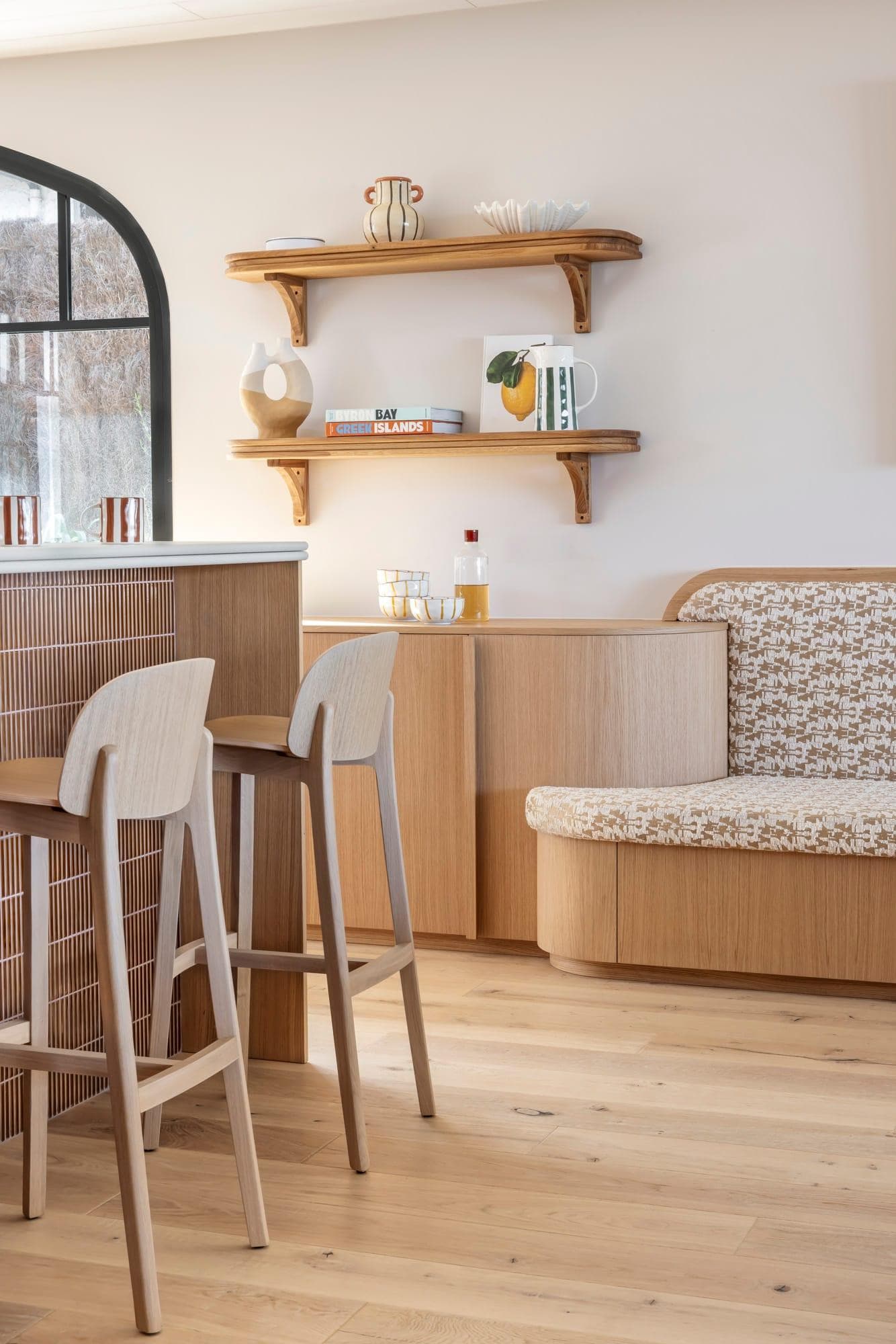 The kitchen opens onto the living room. © Sophie Lloyd