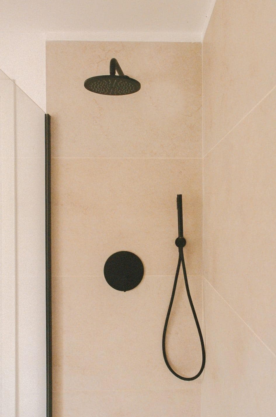 Dans les intérieurs, de beaux matériaux et une palette naturelle. © Debbie Trouebarch