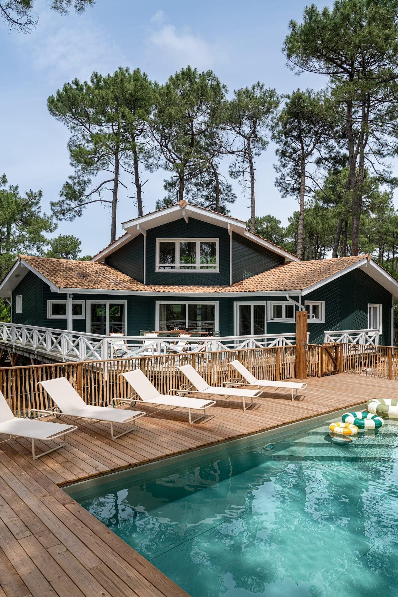 Le Grand Air, caché dans les pins.