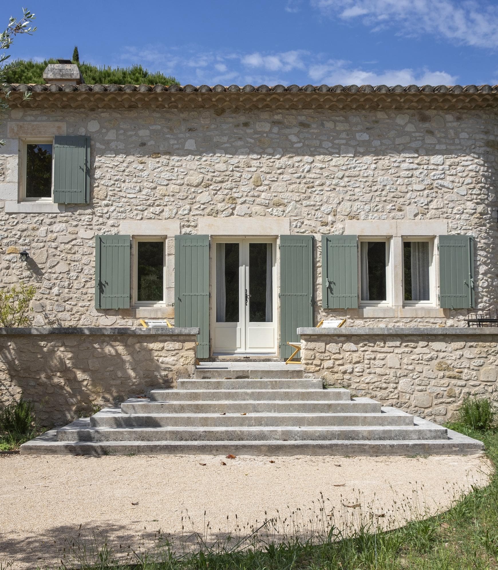 L'entrée de la bâtisse principale.