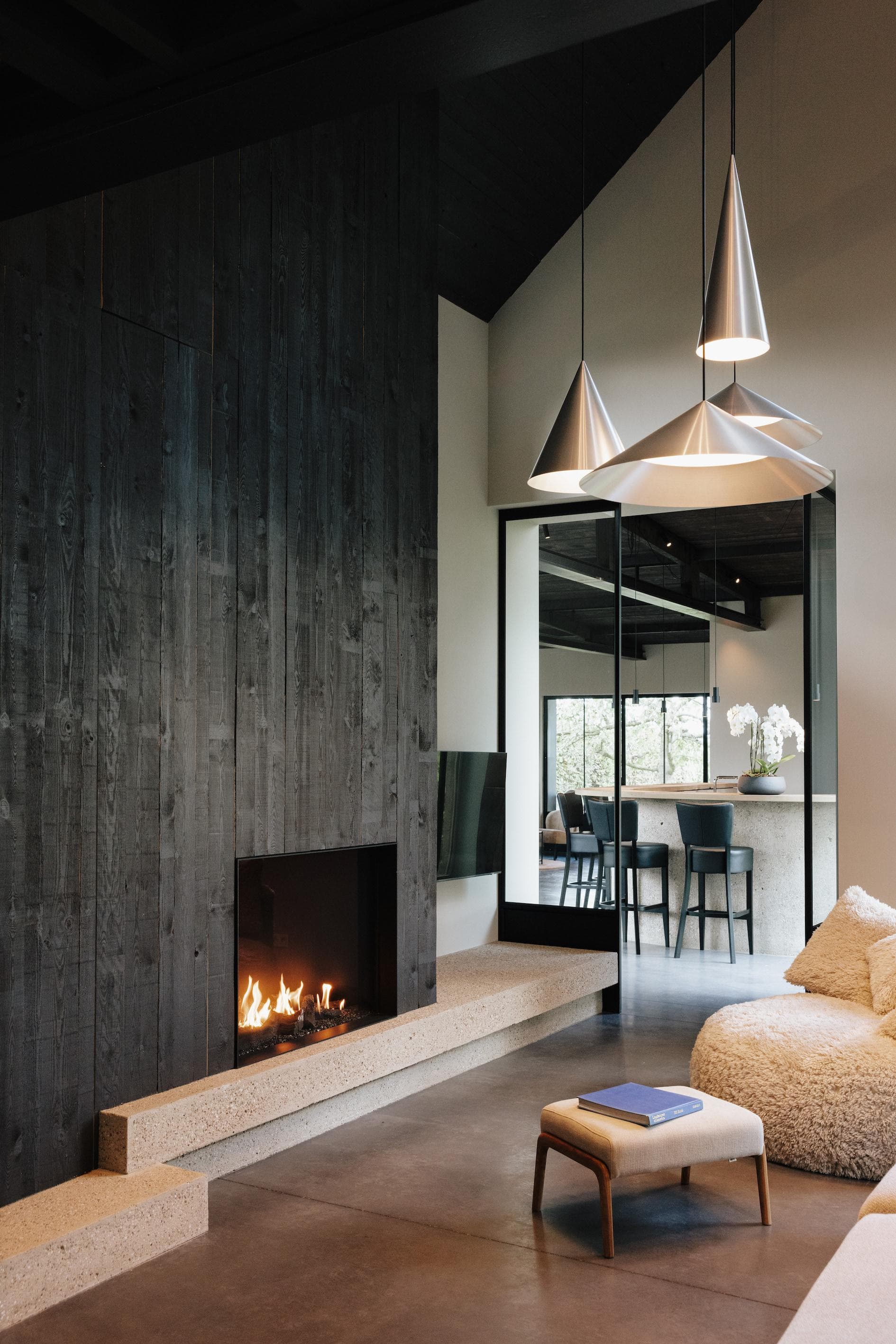 Après une balade en forêt, c'est lecture au coin du feu.