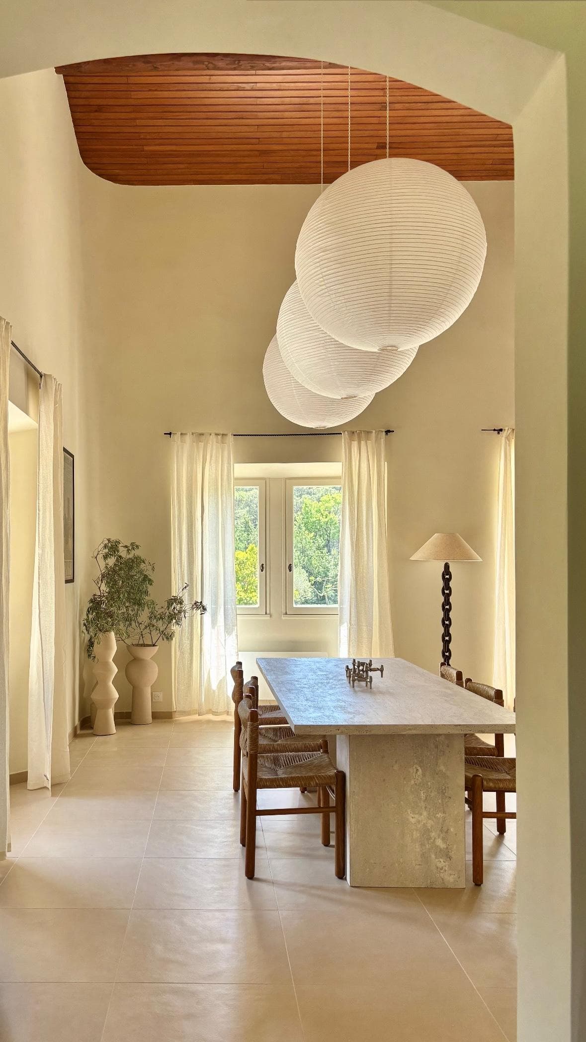 Le joli salon épuré.