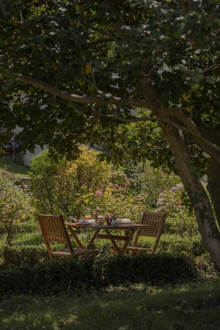 Tea time entre les fleurs et les arbres. © Emmy Martens