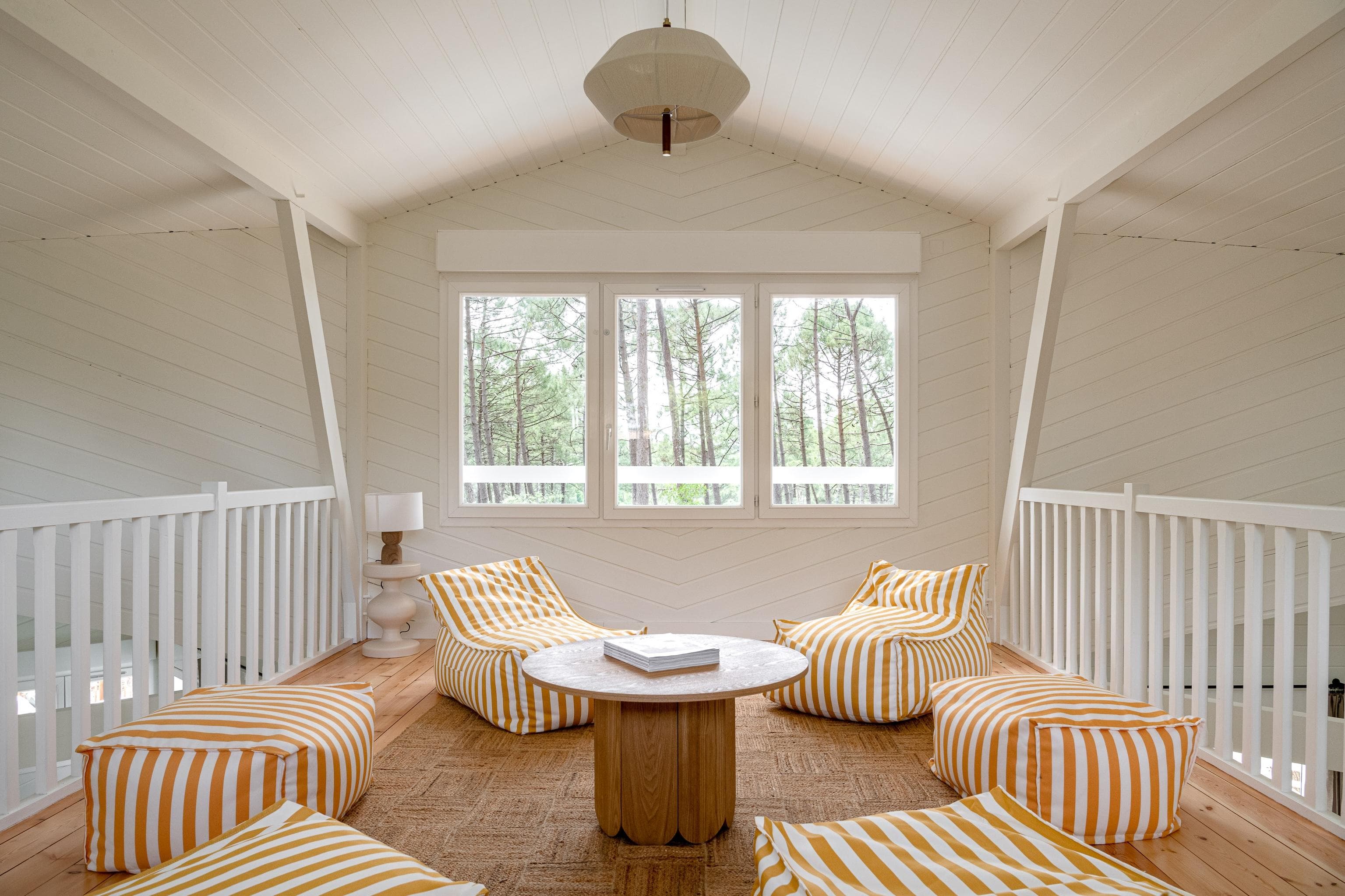 L'incontournable des vacances : le motif à rayures jaunes et blanches.