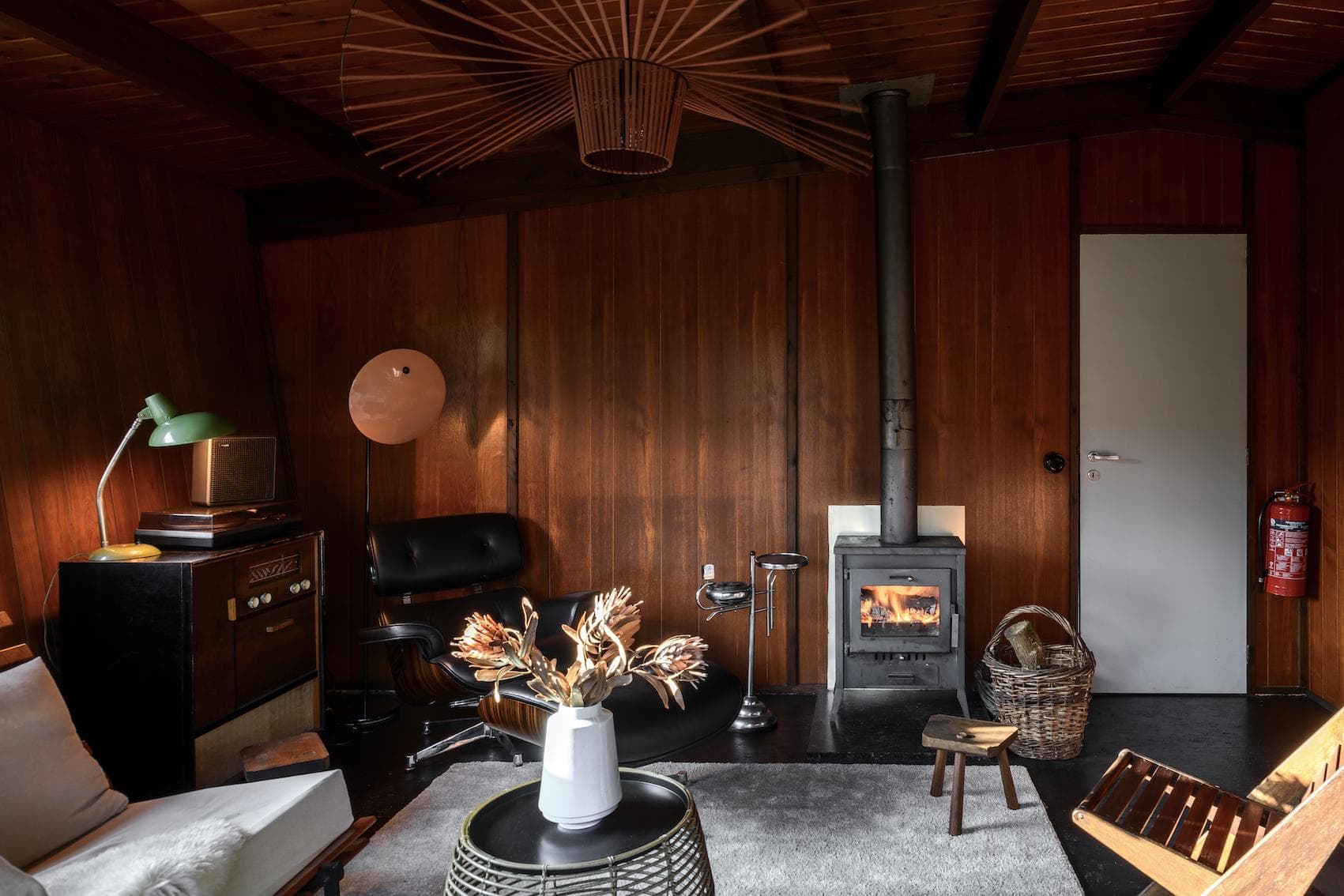 Après une balade dans les bois, on se réfugie près du poêle. © Olmo Peeters