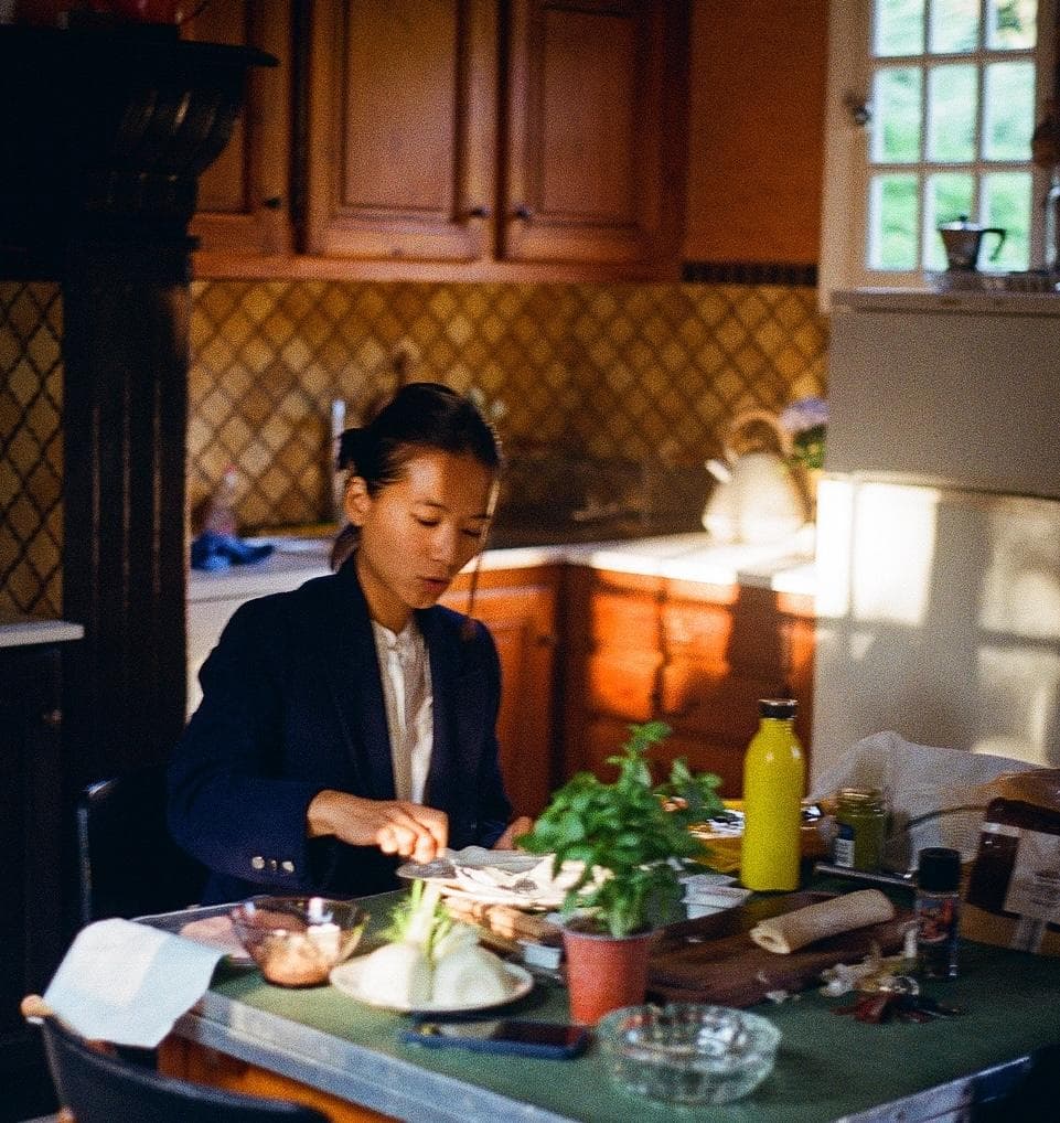 Jenny dans la cuisine de Maison Maa. © Tristan Maillard-Caï