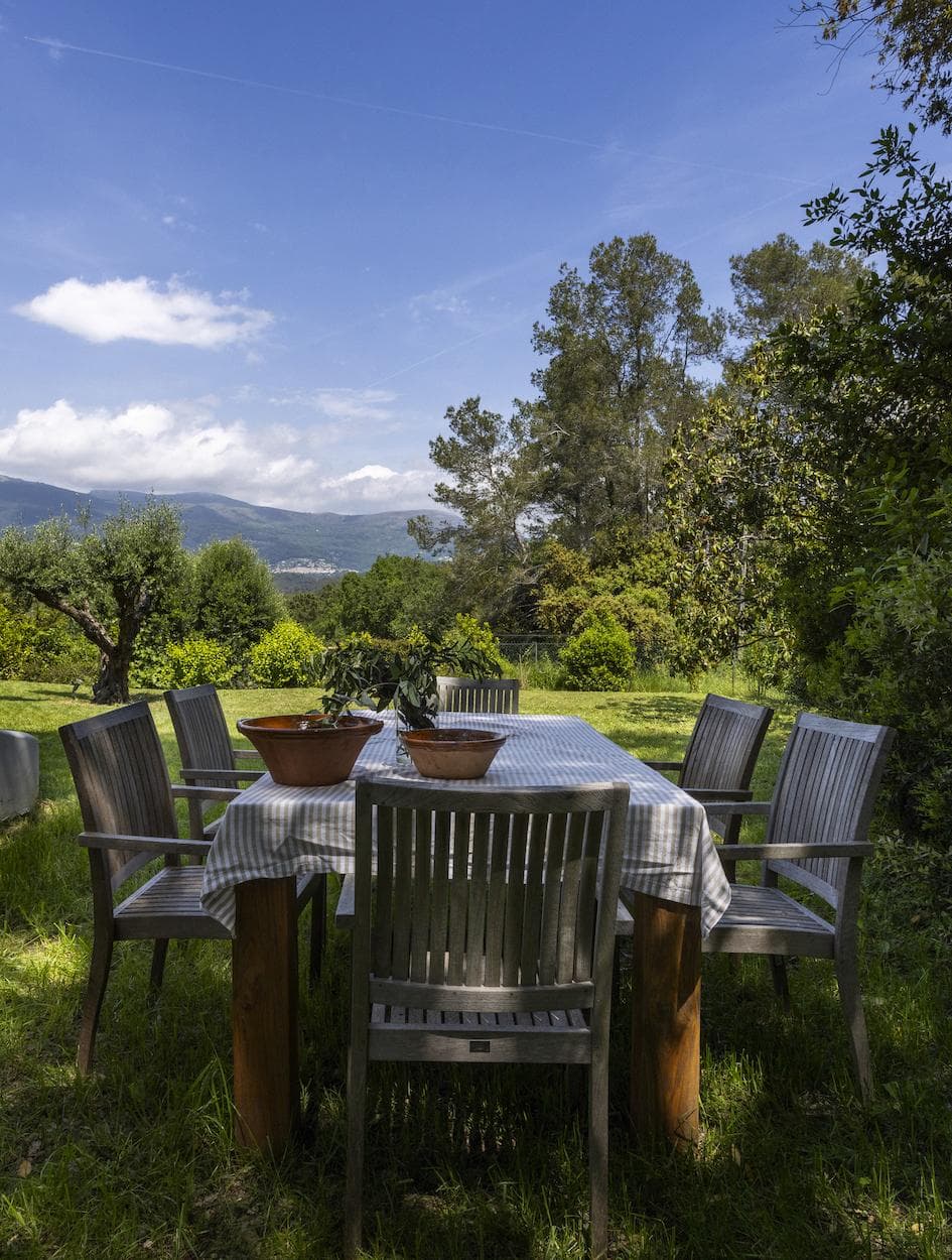 In the lush garden, lunch is enjoyed in the cool shade.