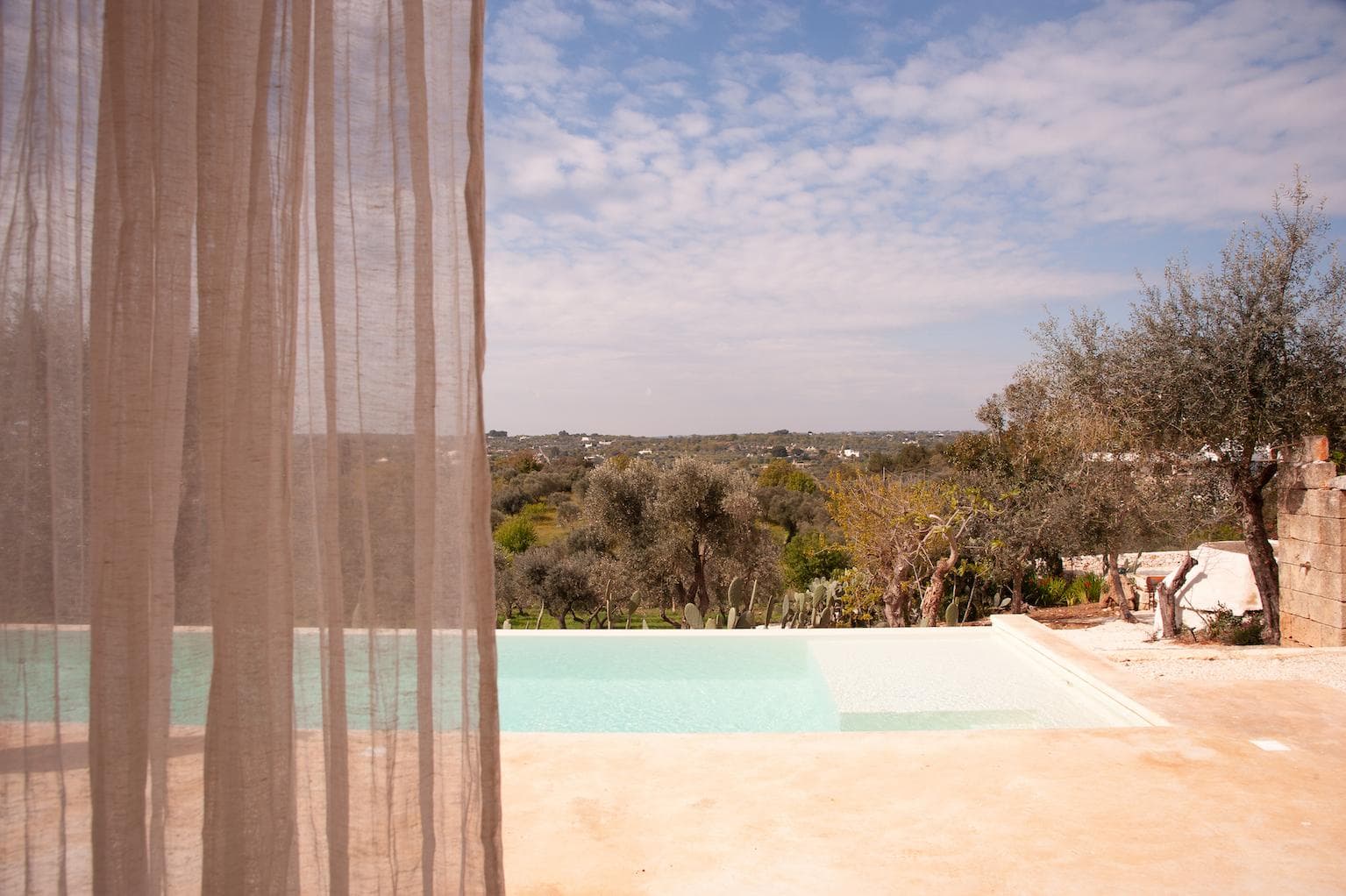 Depuis la piscine, on admire les oliviers et la vallée.