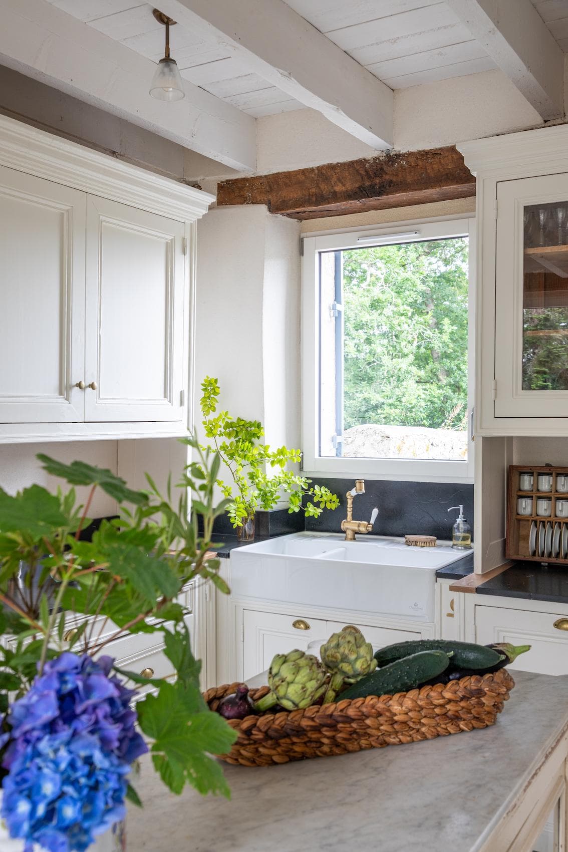While cooking, we admire the hundred-year-old trees. © Cécile Perrinet Lhermitte & Marie Maud Levron