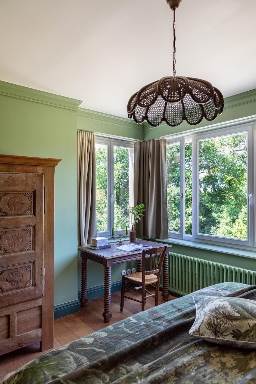 The pretty green room at Maison Auzenn © Cécile Perrinet L'hermitte & Marie-Maud Levron