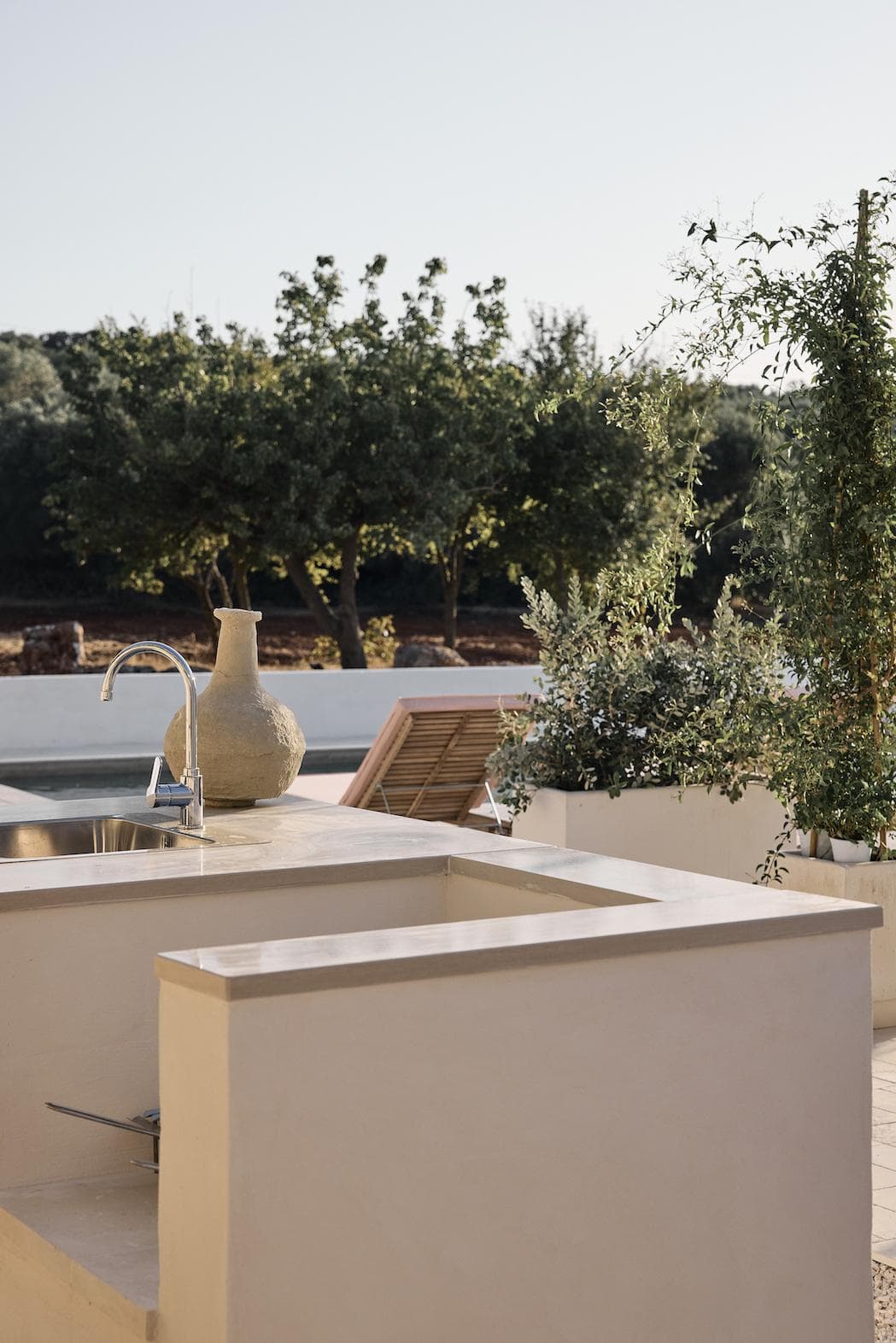 Dans la cuisine d'été, on concocte des plats locaux. © Anders Schonnemann