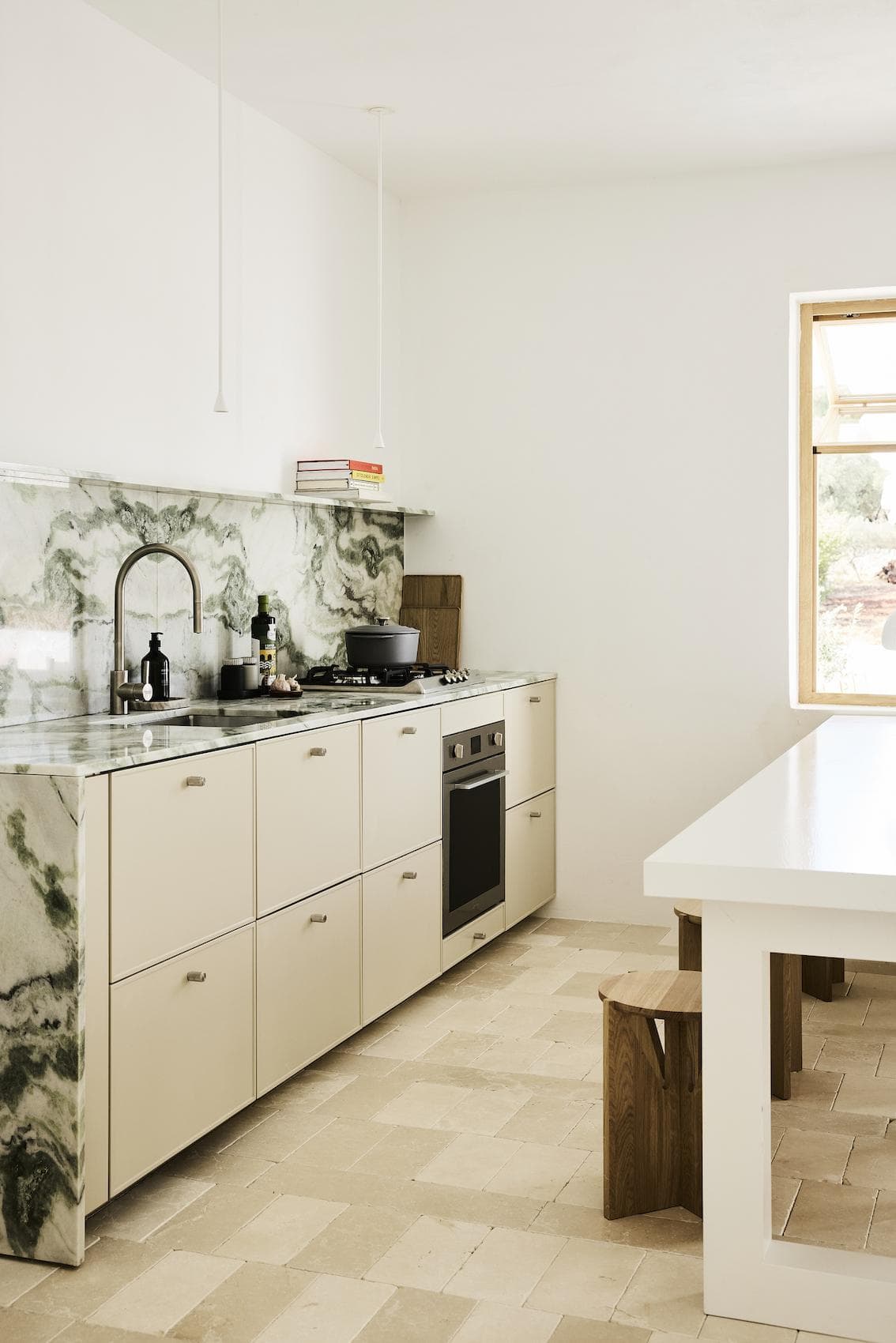 Dans la cuisine, du marbre vert habille les murs. © Anders Schonnemann