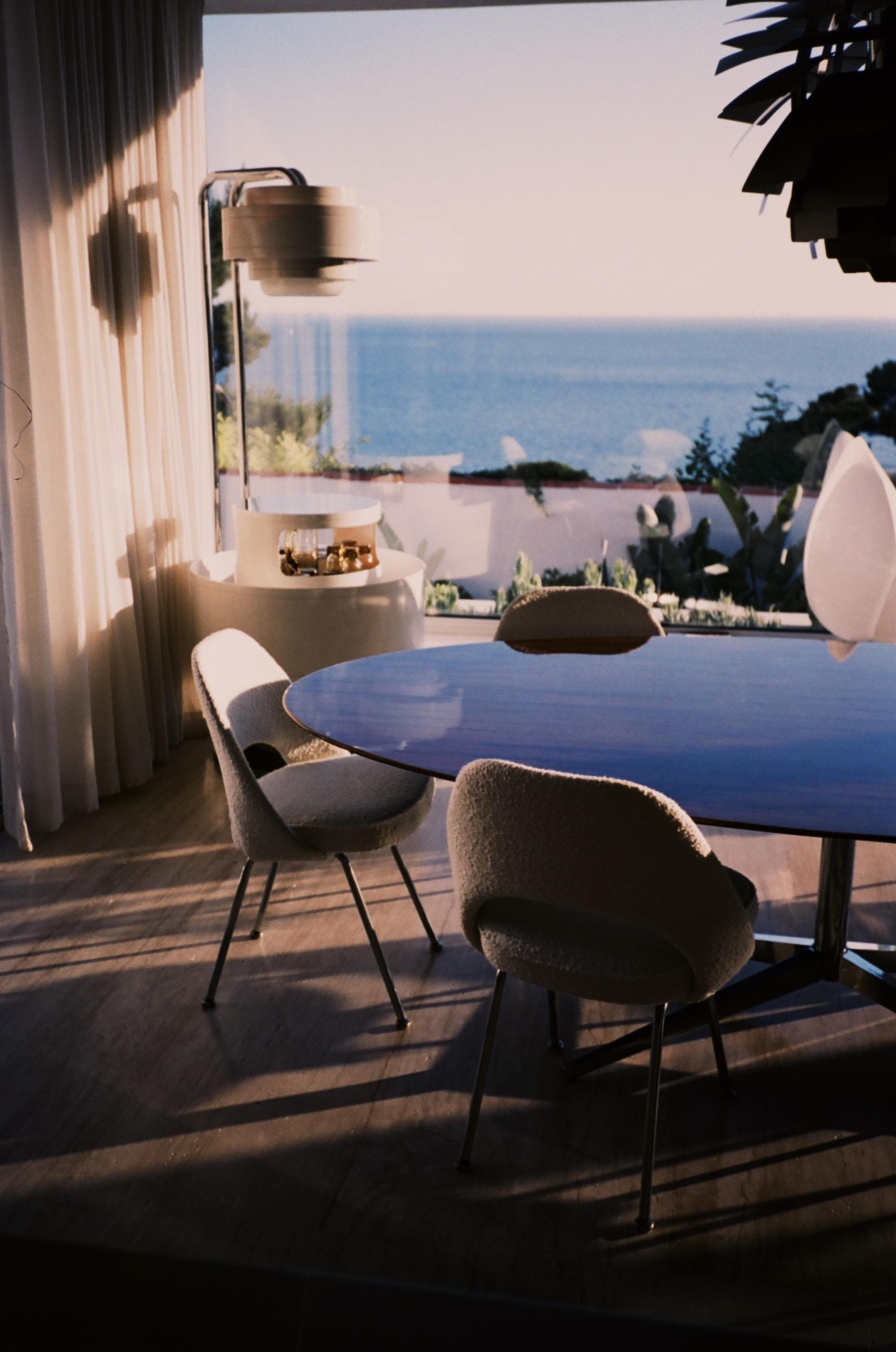 At Villa Sunset, dine while admiring the Mediterranean. © Audrey Colombani