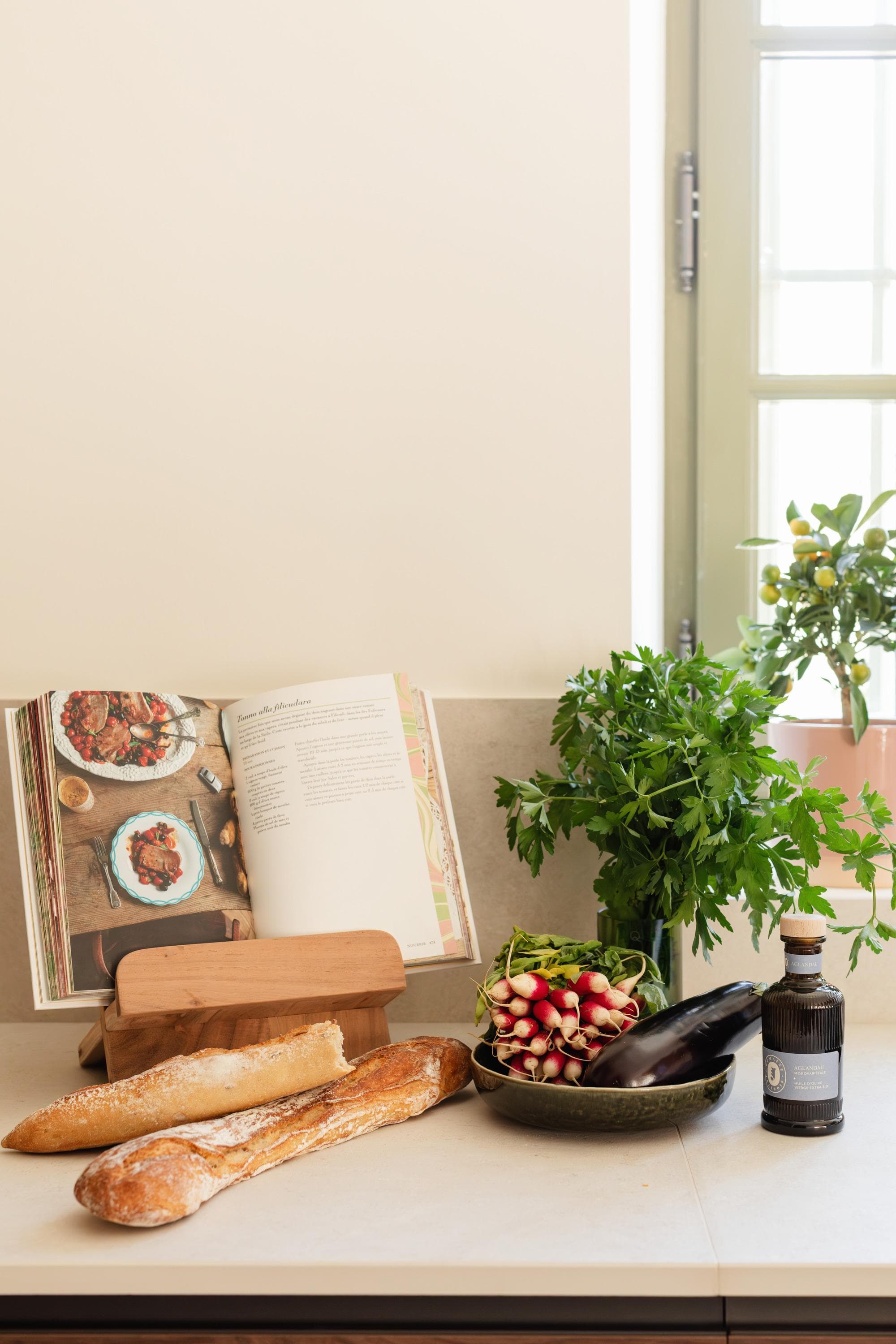 Dans la cuisine, on concocte des plats locaux à l'huile d'olive.