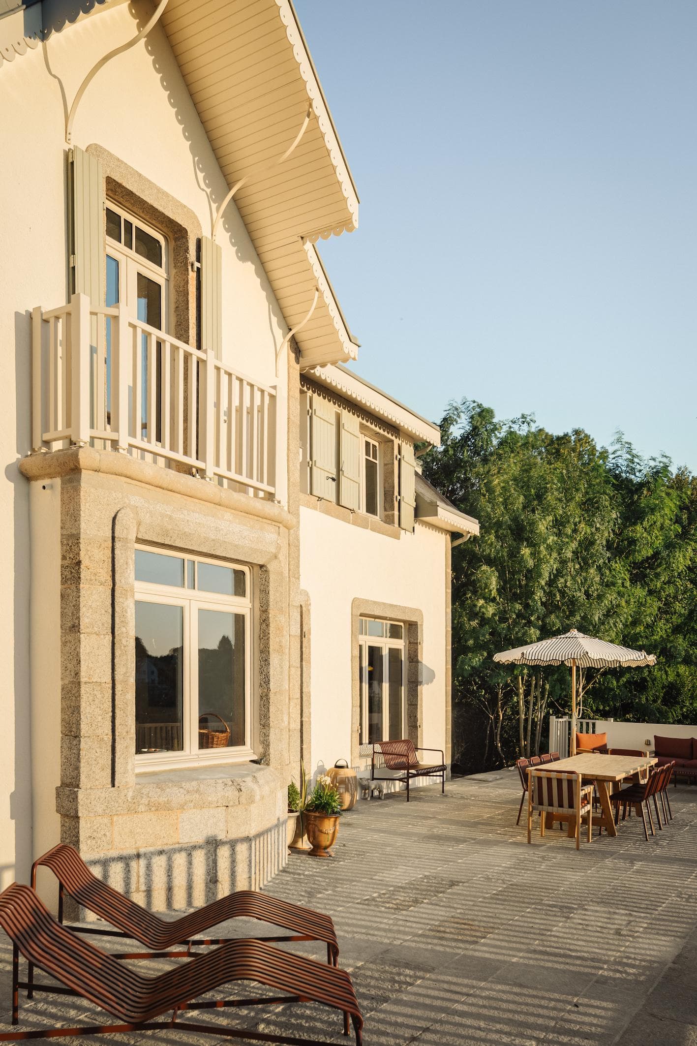 La terrasse de Maison Roz sous le soleil. © Adrien Ozouf