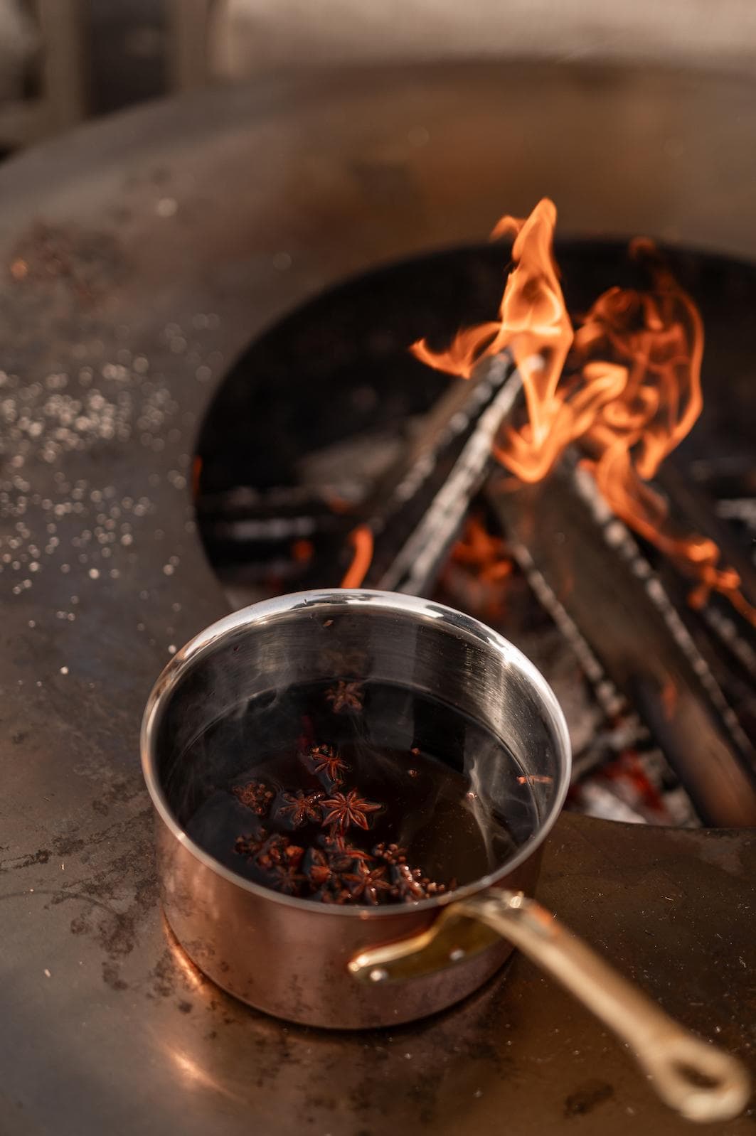 Après la journée de ski, c'est vin chaud party autour du brasero.