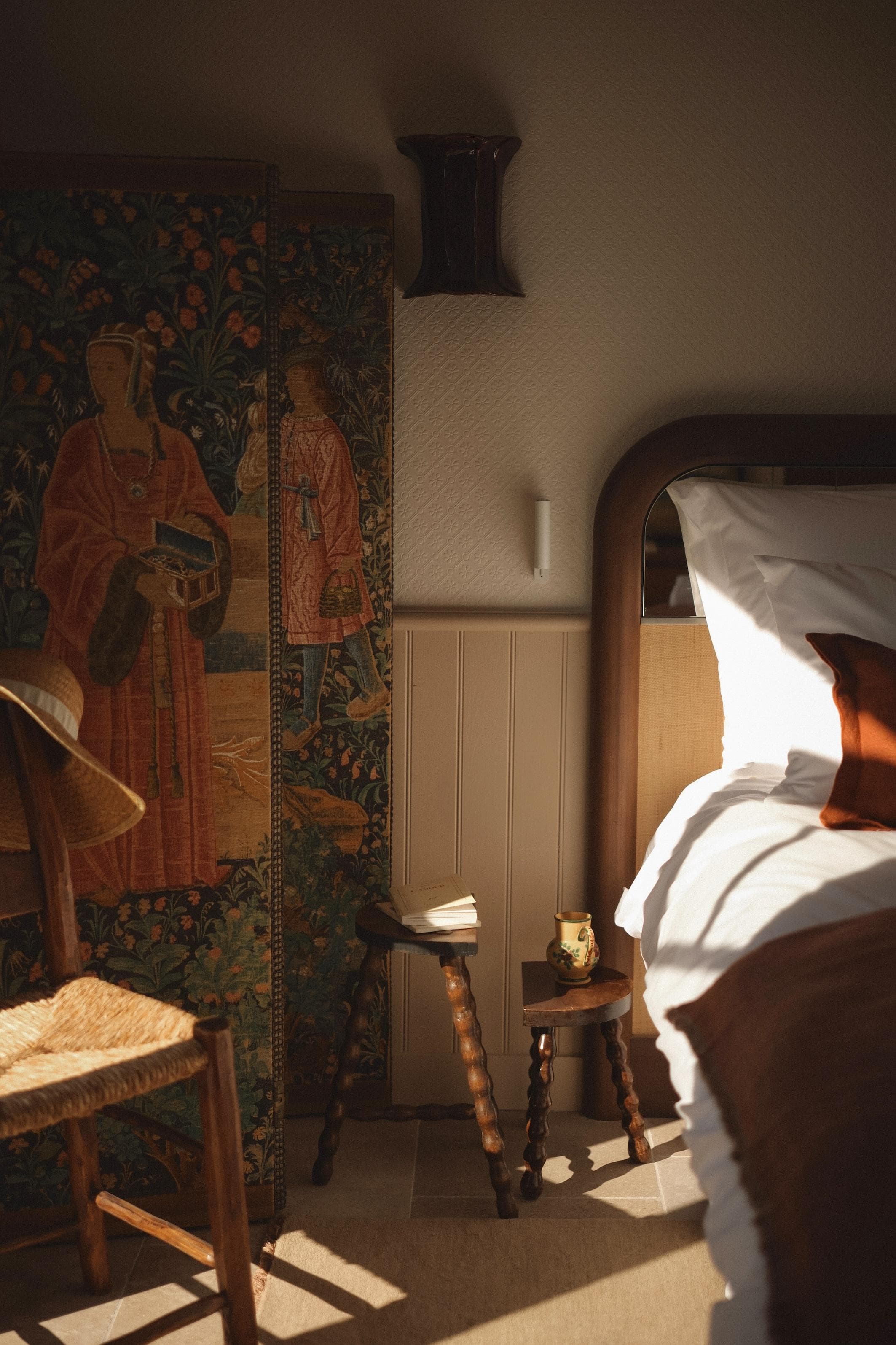 Dans l'une des chambres, une très belle tapisserie habille le mur. © Ludivine Le Cornec
